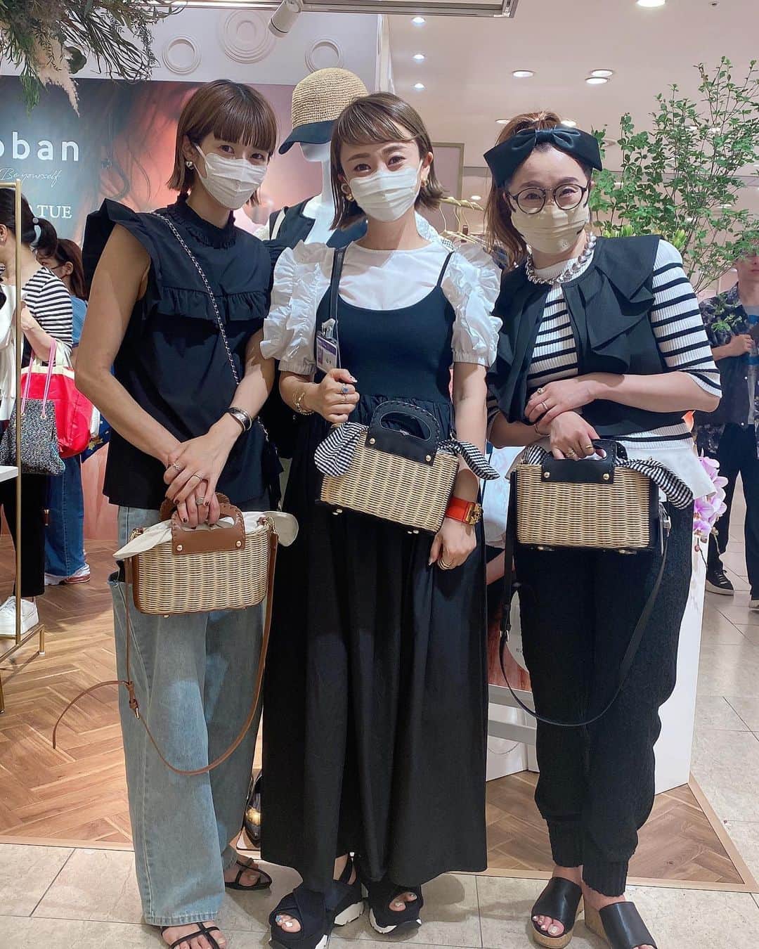 松本亜希さんのインスタグラム写真 - (松本亜希Instagram)「・ @donobanweb 梅田阪急百貨店popup shopが 昨日無事終了致しました。  私は3日間店頭に立たせていただき、大切なお客様を 今年もお迎えさせていただきました。 初日、2日目は特に大変沢山のお客様にご来店いただき、整理券を配布させていただくこととなり、朝早くからご来店下さったにも関わらずお待たせすることになってしまったお客様も多く、そして、ゆっくりお話ができないことも多く、大変申し訳ない気持ちと有難いなぁ嬉しなぁの気持ちの狭間にいました。  #akiron_donoban のコラボは、2020年の秋冬からスタートさせていただいています。 そして、ポップアップショップに立たせていただくのは、なんともう5回目。 初めてご来店くださった方、いつもご来店くださる方々に本当に感謝の気持ちでいっぱいです。  ポップアップショップは、皆さんと直接お話しさせていただける、私にとって特別な場所です。 過去のコラボ商品を身につけてご来店下さる方も多く、それを恥ずかしそうに言ってくださる方も多いのですが、私にとっては何よりも嬉しいことです🥹💓 発売させていただいた後に、"購入してくださった方が気に入って使ってもらえてるだろうか"というところが一番気になることだからです。  ポップアップでお話しさせてもらう時に、 かけていただく嬉しいお言葉や、 "今回も可愛い！！""次も楽しみにしてるね！" なんて言っていただけた時はすっっごく嬉しい瞬間でございます🥹 そして、また良いもの作りたい！！って初心に戻れる場所でもあります。  明後日金曜日は、popupにて好評いただきました、 先行発売のカゴバッグが遂にwebにて入荷致します🎉 その他にも、 ☑️ラッシュガードの通常販売 ☑️セレクトのアクセサリーの再販 ☑️お声が多かったセレクトのアパレルのweb販売 ☑️ツイードクロスベルトサンダルの在庫調整 ☑️撥水リボンキャップblack/dotの受注再販売 と、てんこもりdayです😂❤️  宣伝続きとなり恐縮ですが、そちらもまた楽しみにしていただけたら嬉しいです。 ってまたいつも通り暑苦しく長々書いてしまいましたが、、笑　  お会いした皆様の温かいお言葉を胸にこれからも益々頑張りたいと思っています‼️ お友達達もたくさん来てくれて、皆いつもありがとう🥹  そして、沢山のお客様を抱える大人気のドノバンさん。 コラボ当初から私を必要としてくださることが何よりも幸せです。 これからも一緒に試行錯誤して、楽しく、"良いものづくり"をさせてもらえることに感謝して、頑張りたいです❤️ いつも本当にありがとうございます！！ big love @donobanweb ♥️♥️❤️❤️ _________________________________ #akiron_donoban  #donoban#ドノバン #popupshop#梅田阪急」6月21日 20時20分 - m_akiron