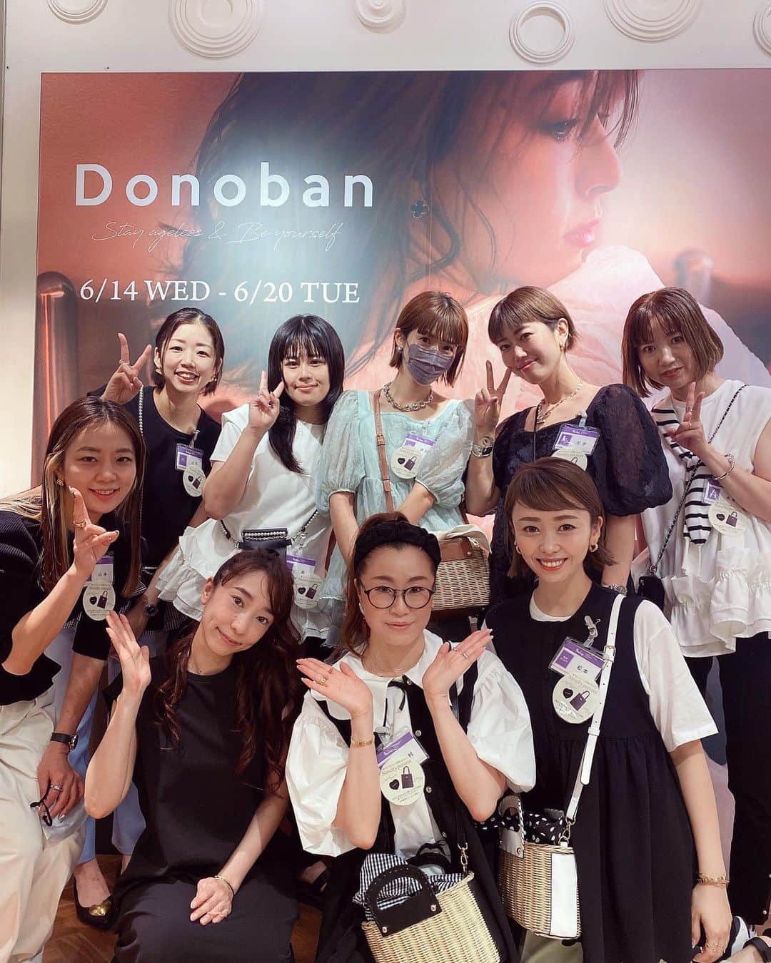 松本亜希のインスタグラム：「・ @donobanweb 梅田阪急百貨店popup shopが 昨日無事終了致しました。  私は3日間店頭に立たせていただき、大切なお客様を 今年もお迎えさせていただきました。 初日、2日目は特に大変沢山のお客様にご来店いただき、整理券を配布させていただくこととなり、朝早くからご来店下さったにも関わらずお待たせすることになってしまったお客様も多く、そして、ゆっくりお話ができないことも多く、大変申し訳ない気持ちと有難いなぁ嬉しなぁの気持ちの狭間にいました。  #akiron_donoban のコラボは、2020年の秋冬からスタートさせていただいています。 そして、ポップアップショップに立たせていただくのは、なんともう5回目。 初めてご来店くださった方、いつもご来店くださる方々に本当に感謝の気持ちでいっぱいです。  ポップアップショップは、皆さんと直接お話しさせていただける、私にとって特別な場所です。 過去のコラボ商品を身につけてご来店下さる方も多く、それを恥ずかしそうに言ってくださる方も多いのですが、私にとっては何よりも嬉しいことです🥹💓 発売させていただいた後に、"購入してくださった方が気に入って使ってもらえてるだろうか"というところが一番気になることだからです。  ポップアップでお話しさせてもらう時に、 かけていただく嬉しいお言葉や、 "今回も可愛い！！""次も楽しみにしてるね！" なんて言っていただけた時はすっっごく嬉しい瞬間でございます🥹 そして、また良いもの作りたい！！って初心に戻れる場所でもあります。  明後日金曜日は、popupにて好評いただきました、 先行発売のカゴバッグが遂にwebにて入荷致します🎉 その他にも、 ☑️ラッシュガードの通常販売 ☑️セレクトのアクセサリーの再販 ☑️お声が多かったセレクトのアパレルのweb販売 ☑️ツイードクロスベルトサンダルの在庫調整 ☑️撥水リボンキャップblack/dotの受注再販売 と、てんこもりdayです😂❤️  宣伝続きとなり恐縮ですが、そちらもまた楽しみにしていただけたら嬉しいです。 ってまたいつも通り暑苦しく長々書いてしまいましたが、、笑　  お会いした皆様の温かいお言葉を胸にこれからも益々頑張りたいと思っています‼️ お友達達もたくさん来てくれて、皆いつもありがとう🥹  そして、沢山のお客様を抱える大人気のドノバンさん。 コラボ当初から私を必要としてくださることが何よりも幸せです。 これからも一緒に試行錯誤して、楽しく、"良いものづくり"をさせてもらえることに感謝して、頑張りたいです❤️ いつも本当にありがとうございます！！ big love @donobanweb ♥️♥️❤️❤️ _________________________________ #akiron_donoban  #donoban#ドノバン #popupshop#梅田阪急」
