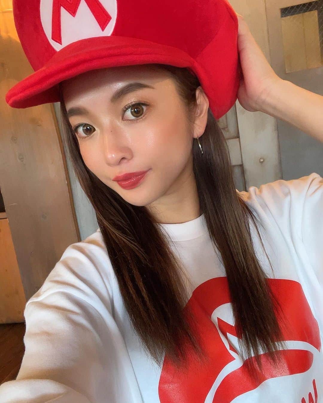 宇都宮茜のインスタグラム：「マリオの格好していったのに マリオのとこいれてもらえませんでした  ぱおん。  . 入れんかったん2回目 パスも売り切れやし抽選も外れるし  リベンジならず。  .  .  .  .  .  .  .  .  .  .  .  .  .  .  .  .  .  .  #マリオ#ユニバ#usj#スーパーマリオ#ユニバコーデ#usjコーデ#マリオコーデ#マリオワールド#コスプレ#コスプレ女子#ユニバーサルスタジオジャパン#ユニバカチューシャ#ユニバ好きな人と繋がりたい#自撮り女子#大阪#大阪旅行#大阪観光」