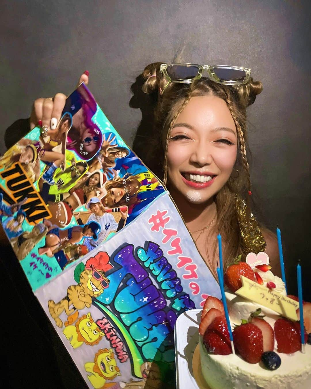 つっきのインスタグラム：「見てー🩵🩷🩵🩷 つっきの大好きなお友達に お誕生日と沖縄行ってらっしゃい して貰えました😍🩷🙏 毎年サプライズでつっきのお誕生日 お祝いしてくれてるのと集まる人数が どんどん人数増えてく😭🙏❤️ つっきのために集まってくれたなんて 遠くから来てくれたお友達もいてさ🥺❤️‍🔥 嬉しくて嬉しくて😭❤️ 沖縄行くからみんなとバイバイ感まじで 無かったんだけどちと少し寂しくなた🥹 けど‼️冬帰ってくるからね😁🏂✨💕  ほんとにつっき幸せ者だなと実感😭❤️ みんなからのプレゼントのバングルも めちゃくちゃ可愛い色紙もまじ嬉しやばい😭🩷 宝物として沖縄に持って帰る🔥 大好きなガーフィールドと イケてるつっきの写真だらけの中に みんなからの寄せ書きがたまらん😍❤️‍🔥 色紙作ってくれたりかたんの 鬼センスレベチすぎて感動だよ😭🙏❤️  お祝いしてくれたお友達 お誕生日会のリーダーしてくれた みわちゃんあいちゃん LINEやDMくれたお友達やフォロワーさん 馬橋のパパママお姉ちゃん達も 本当にありがとう😆❤️🌈  ここに載せきれない写真や動画は リールにするね✌️🩷 みんなのことタグ付けしたいけど 30人以上いるからダメだ😘 ありがとう🙏🩷  #mybirthday #happy #birthday #サプライズ #お誕生日 #お誕生日おめでとう #沖縄 #行ってらっしゃい #みんな大好き #ありがとう #感謝カンゲキ雨嵐 #沖縄生活 #沖縄移住 #アヘアヘのアヘ #イケイケのイケ #すきすきのすき❤️」