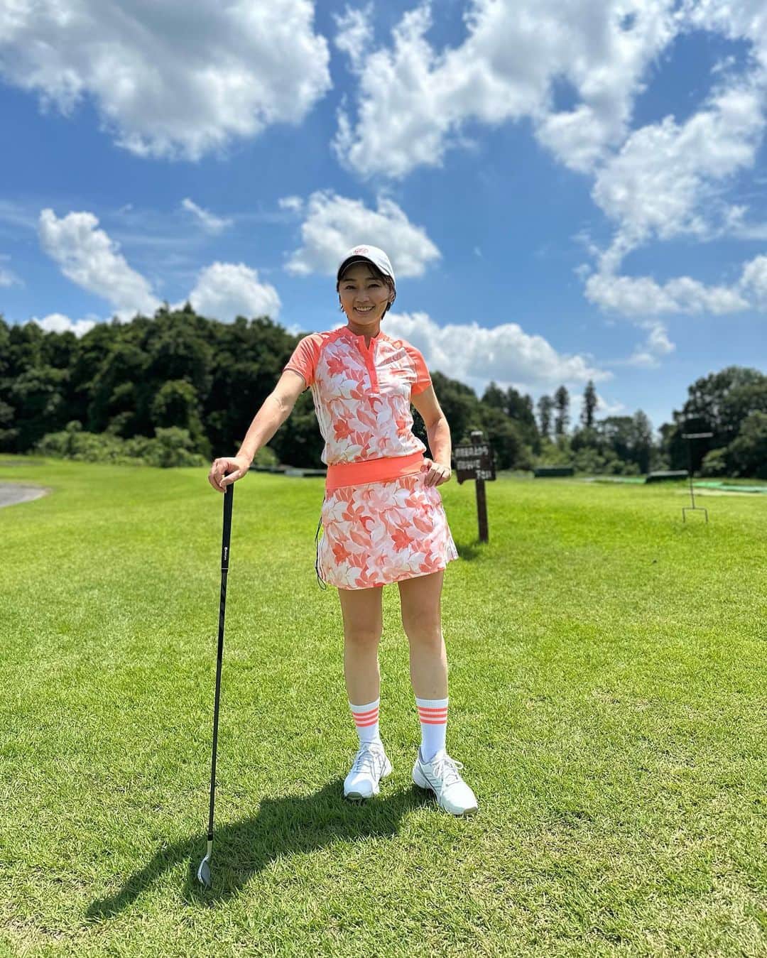 大堀貴子のインスタグラム：「オレンジ🍊のお花柄セットアップ⤴️ テンション上がるコーデです。  普段セットアップでは、あんまり着用しないカラーand柄だけど、ゴルフ場では、かなり映えますねー♪ 評判も良かった❤️  元気にキャップ🧢で！  160センチ トップス、スカート共にMサイズ, スカートは、いつものアディダスのスカートのサイズ感よりは大きめに感じました。  @adidasgolf @adidastokyo #アディダスゴルフ #giftededbyadidas #ゴルフ好きな人と繋がりたい  #ゴルフ女子 #ゴルフコーデ」
