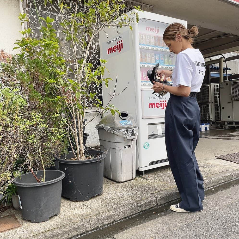 #kayoのインスタグラム：「.  昔からある明治の100円カフェオレがすきですきで  Tシャツ　　#bonjorsagan  パンツ　　　#rokubeautyandyouth  バッグ　　　#canaljean   #シンプルコーデ」