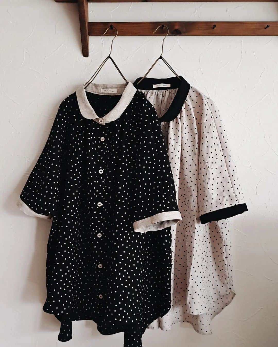 のインスタグラム：「† 2023.6.21 † Dinette 2nd Anniversary  6.23fri.~25sun. 11:00~16:00 @dinette16  週末からの Dinetteさん2周年アニバーサリーに納品する夏のお洋服たち。 こちらは柔らかな薄手のドット柄リネン。 何年か前に作った 小さな襟のギャザーブラウスを作りました。 襟はラウンドネックに変更。 襟とカフスが 身頃とバイカラーになるように配色してみました。 ゆったりなシルエットで ボリュームパンツや サロペットとも相性抜群です。 † † #リネンブラウス #水玉リネン #生地の森 #ドット #ハンドメイド #ギャザーブラウス」