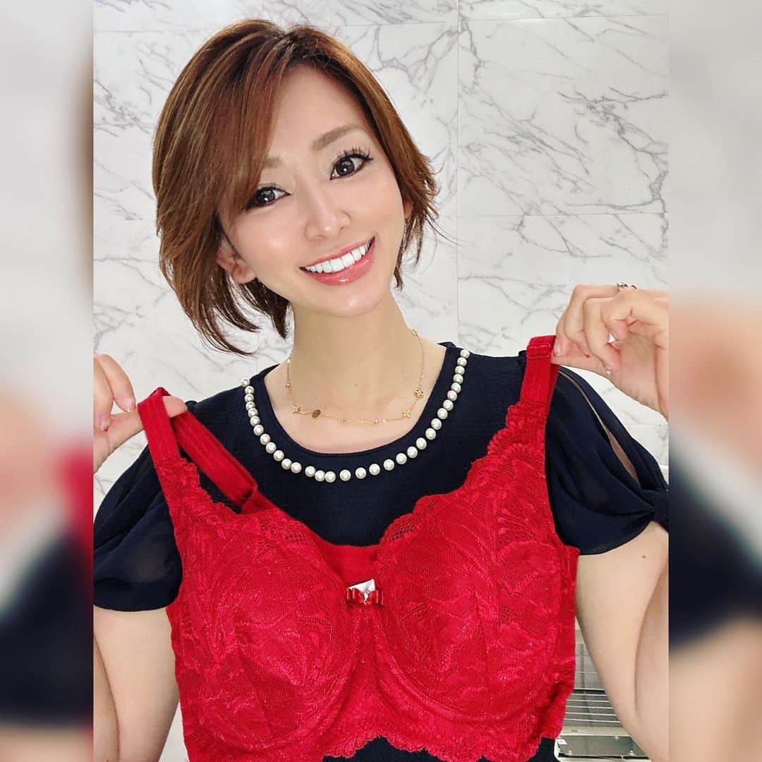 青木梨奈さんのインスタグラム写真 - (青木梨奈Instagram)「今日のインスタLIVEでは、下着についてをお話をしたょ♡  いくら育乳に効果のあるサロンに通ったり、マッサージをしてても、下着選びが間違ってたら効果が半減するからもったいない🥲 正しい下着選びをしてね❤️  🌟下着選びのポイント ・サイズがちゃんと一致してる ・脇高でバストが流れにくい ・バストを無理に押し上げたり寄せたりしない ・できれば光電子繊維がオススメ！→血流UP✩.*˚  ナイトブラももちろん大事だけど、日中着ける下着はもっと大切♡  Gran nineのインスタLIVEぜひチェックしてね♪̊̈♪̆̈ @gran_nine   #バストアップ #補正下着 #ボディメイク　#育乳 #ディバージュ #grannine」6月21日 20時25分 - rina.aoki88