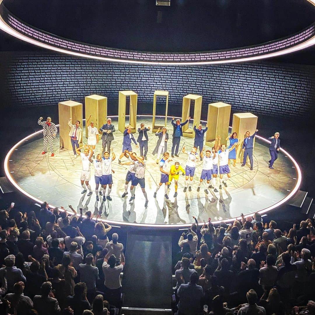 デビッド・モリシーのインスタグラム：「Dear England at @nationaltheatre Is magnificent. But I think they should do sliced oranges at Half Time in the foyer! Go see it!」