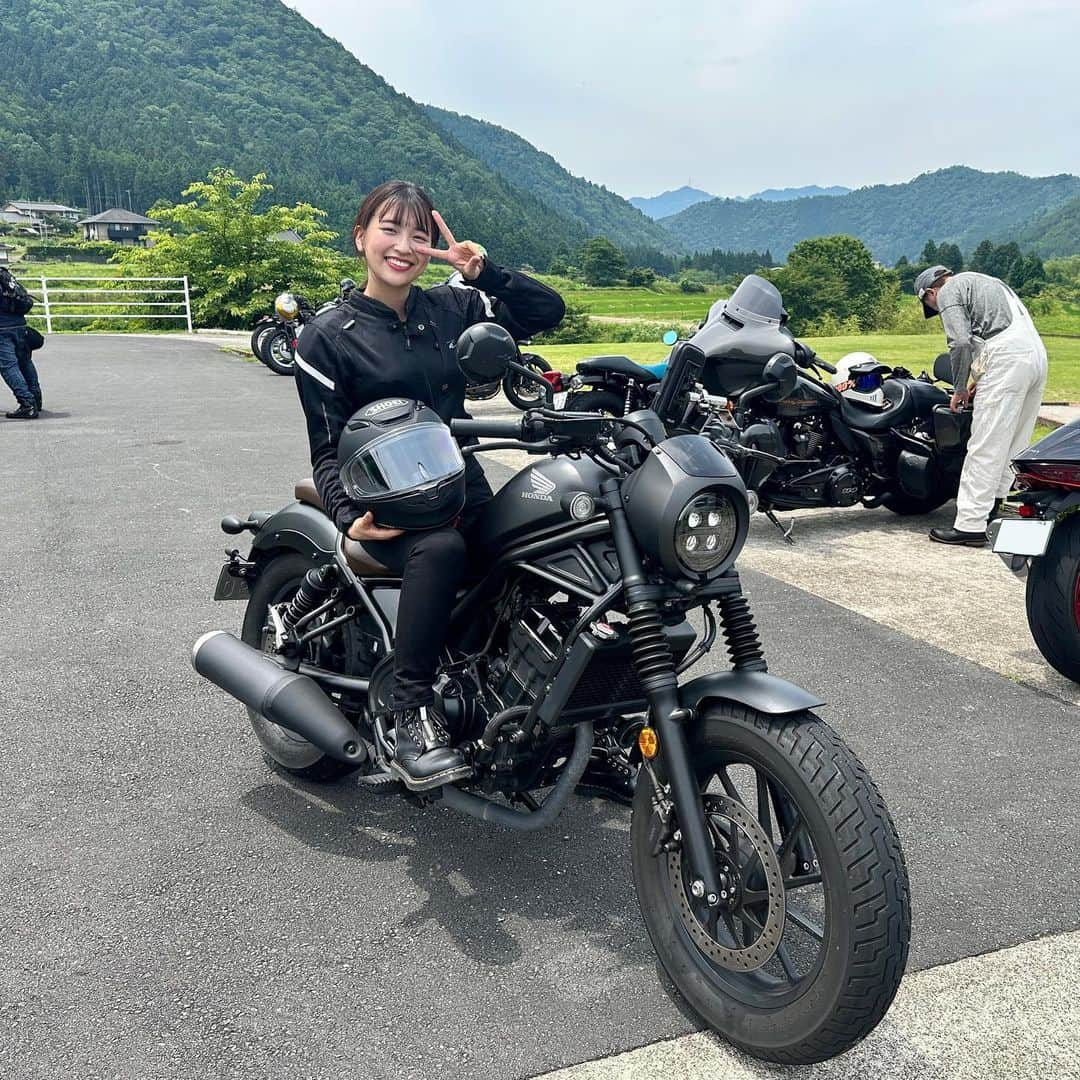 山崎香佳のインスタグラム：「#ツーリング 🏍️  2ヶ月かけて普通二輪免許を取得できたので、念願のツーリングに行ってきました！  レンタルした #レブル250 ！ 足付き良くて運転しやすかったです😆  初ツーリング談は明日の #歌のない歌謡曲 でお話しします！ ぜひお聴きください〜✨  #バイク」