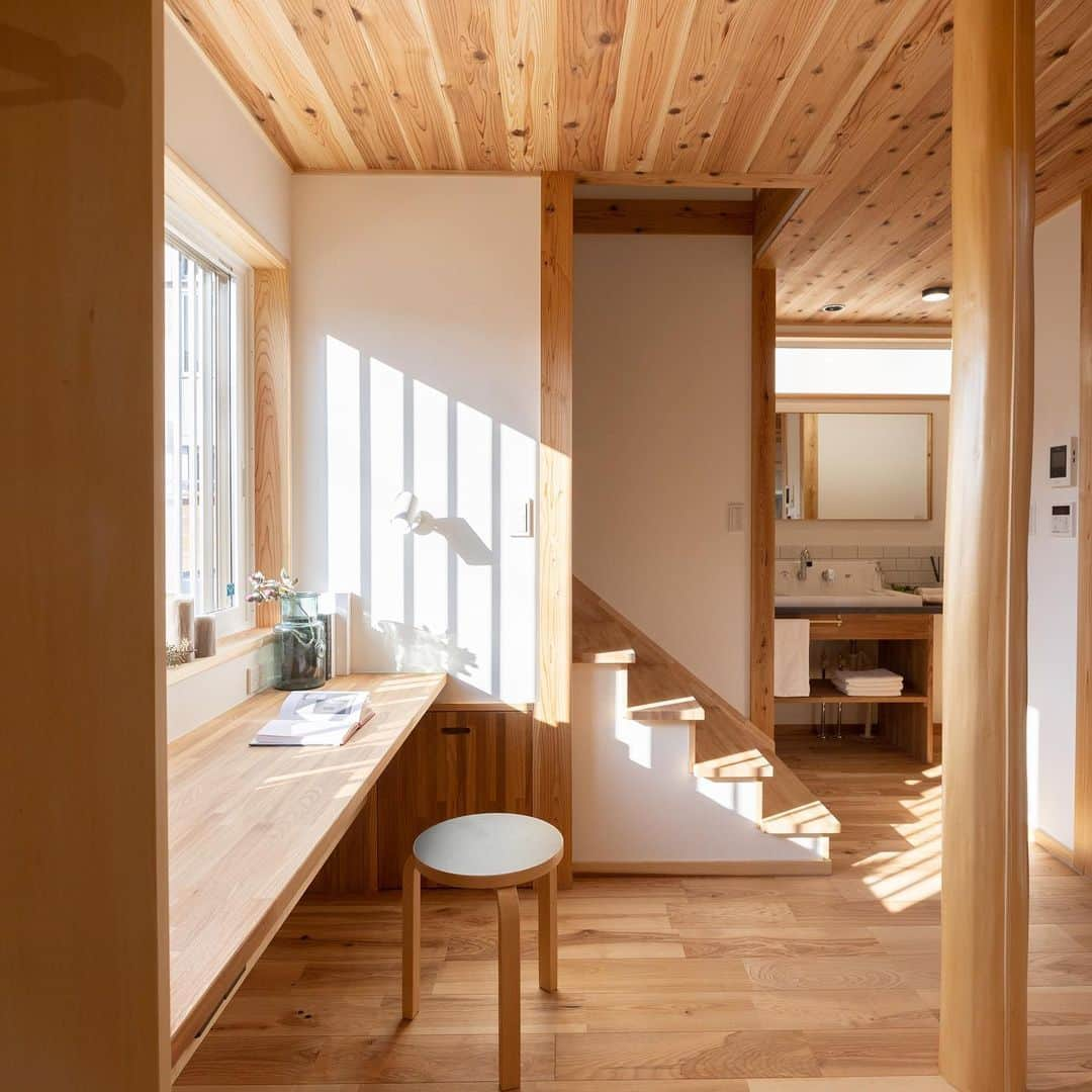 クボタ住建さんのインスタグラム写真 - (クボタ住建Instagram)「「木の家だからできること」  #クボタ住建  リビングの一角や近い場所に定番となったスタディスペース。仕事や勉強、趣味など家族みんなで使える場所です。  収納もしっかりと設けて、片付きますね。  ＜クボタ住建施工＞  @kubota_jyuken   #スタディスペース  #スタディ #在宅ワーク #ワークスペース  #造作収納 #本棚  クボタ住建は優しく温かい自然素材の木の家をつくります HP & more photos→@kubota_jyuken 施工事例多数掲載しております。 ホームページへもぜひ↓ https://kubotajyuken.com/  ⭐︎スタッフブログ⭐︎ https://kubotajyuken.com/blog/  #クボタ住建 #神奈川の注文住宅 #大和市#湘南の家#suumo注文住宅 #自由設計 #木の家 #無垢の家 #自然素材の家 #和モダンな家 #暮らしをつくる #暮らしを楽しむ #丁寧な暮らし#構造現し  クボタ住建 棟梁の自宅、随時見学受付ます。 資料請求やお問い合わせも是非。 メッセージDMでもどうぞ」6月21日 20時35分 - kubota_jyuken