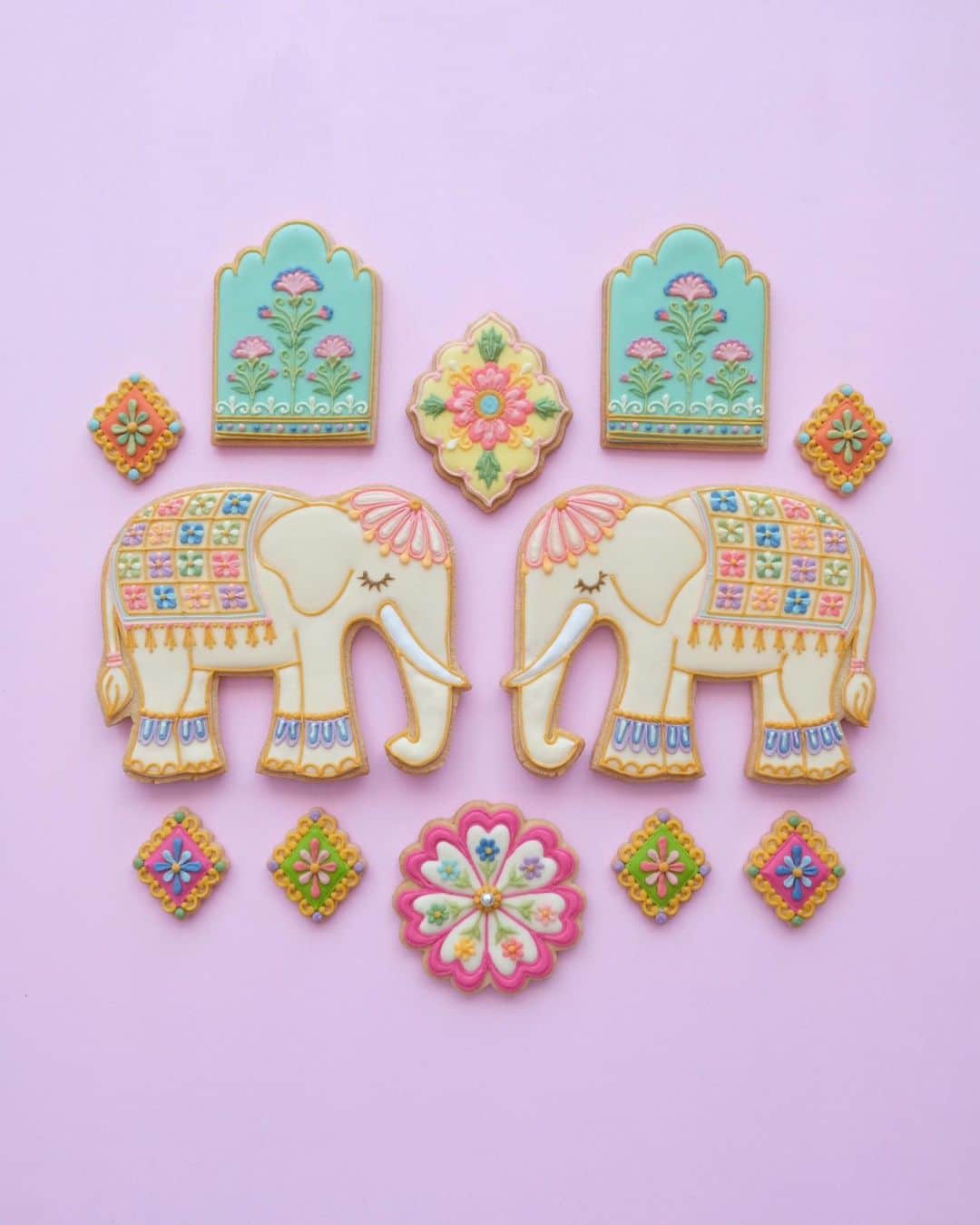 KUNIKAのインスタグラム：「Birthday cookies.  The colors and motifs are inspired by Thailand.🐘🌼🇹🇭 Thank you for your order @___kinuyo421___   タイのモチーフからイメージして作らせていただいたバースデークッキー🩵🪷 初めて象のクッキーを作りました✽ 装飾考えるの楽しかったな🐘💕」