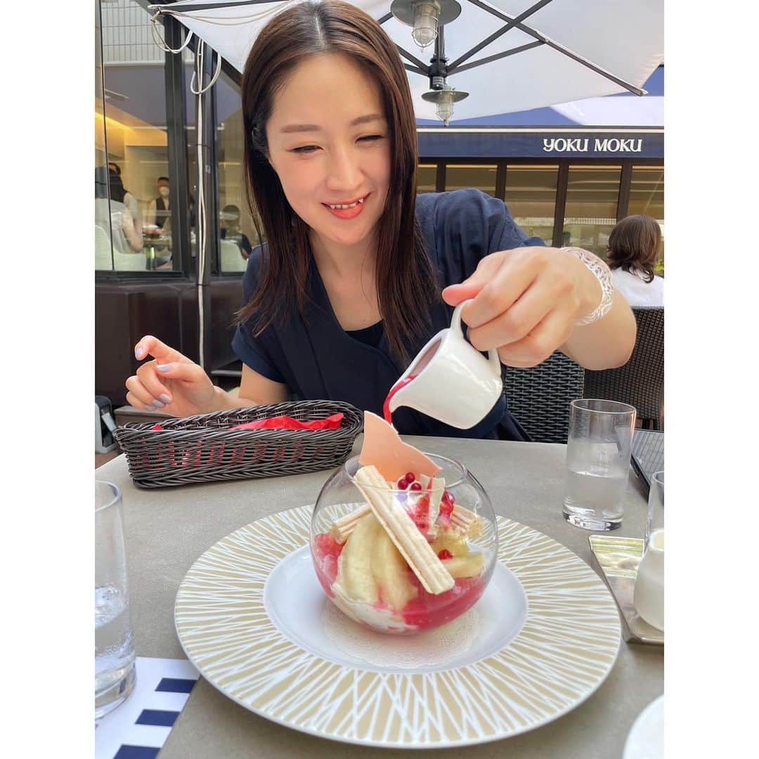 のインスタグラム：「ヨックモックでめっちゃ美味しい桃のパへを食べました😊  #パフェ　#桃パフェ #桃スイーツ #夫婦」