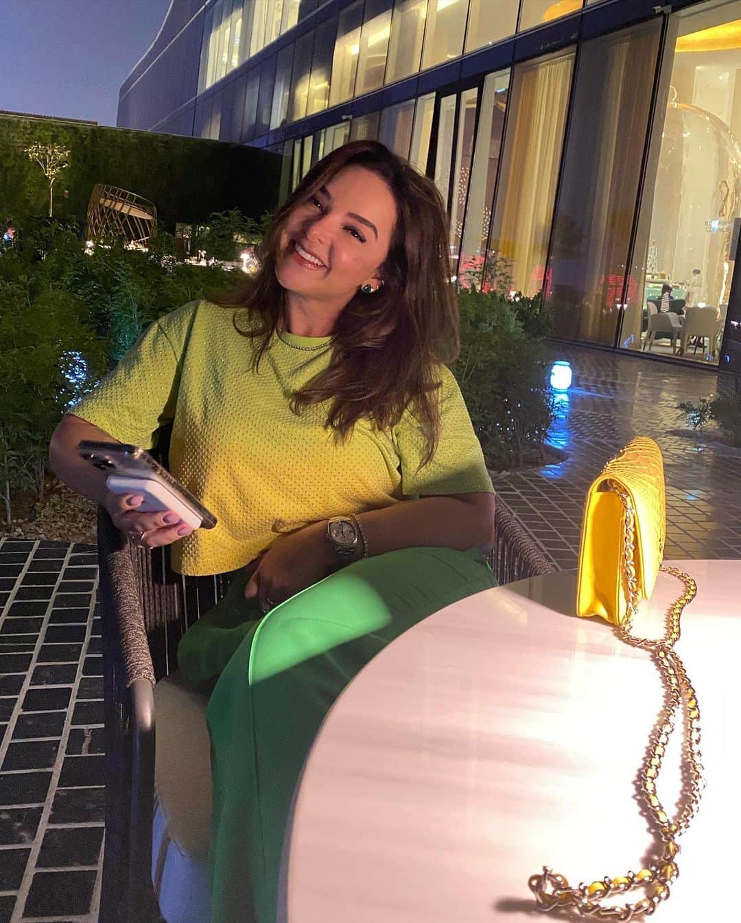 フェルナンジーニョのインスタグラム：「Eis que se inicia mais um inverno. E eis que você completa mais uma primavera. De tantas estações que já vivemos juntos, essa é a mais especial de todas. Foram invernos gelados e escuros na Ucrânia e Inglaterra , a cada um deles, nascia em você uma qualidade diferente: a resiliência, a perseverança, a sabedoria, o amor, a paz, entre tantas outras qualidades que só posso encontrar em você, meu amor. Hoje celebramos a vida como nunca, de uma forma diferente, uma nova etapa. Ciclos foram completos e assim aprendemos a valorizar cada um deles. Nessa data tão especial quero te desejar o melhor em todos os quesitos, que você realize os desejos do seu coração, de acordo com os propósitos de Deus pra sua vida. Nosso filhos e eu somos gratos a Ele por ter você ao nosso lado diariamente, nos conduzindo com sabedoria e sentimentos únicos. Feliz aniversário, meu amor, te amo e te amarei pra sempre! Desfrute o seu dia. Do seu nego,  Fernando.」