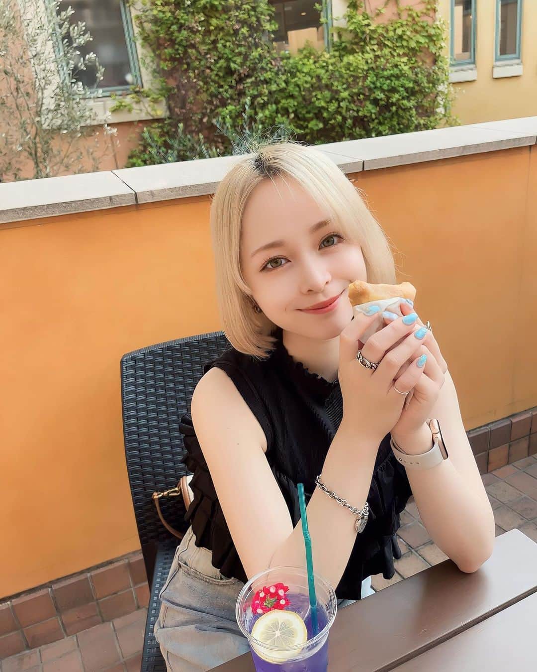 じゅりのインスタグラム：「🍦♡  カフェでちょっと一息ついた時の☕️ クレープとレモネード可愛かった🥤💜 今日わりかし涼しくて過ごしやすかった🫶  トップス: @ray_beams_official  キャミ: @honeymihoney_official  デニム: @grl_official   . . .  #今日のコーデ #きょコ #カジュアルコーデ #低身長コーデ #153cmコーデ #ハイトーン #ハイトーンカラー #ハイトーンボブ #ボブ #bob」