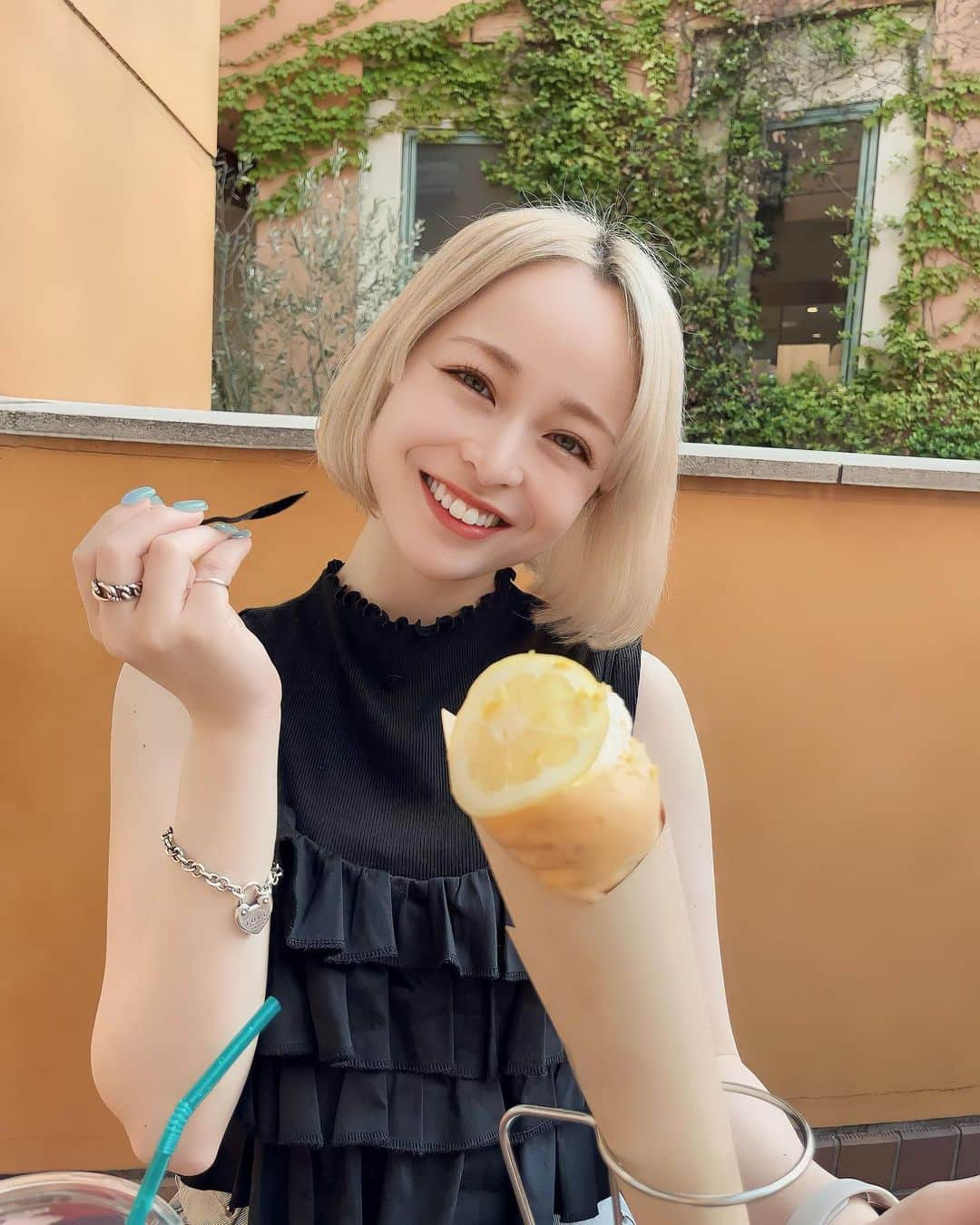 じゅりさんのインスタグラム写真 - (じゅりInstagram)「🍦♡  カフェでちょっと一息ついた時の☕️ クレープとレモネード可愛かった🥤💜 今日わりかし涼しくて過ごしやすかった🫶  トップス: @ray_beams_official  キャミ: @honeymihoney_official  デニム: @grl_official   . . .  #今日のコーデ #きょコ #カジュアルコーデ #低身長コーデ #153cmコーデ #ハイトーン #ハイトーンカラー #ハイトーンボブ #ボブ #bob」6月21日 20時31分 - juripuuu