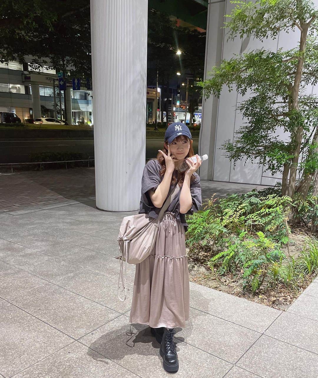 夏川愛実のインスタグラム：「⁡ ⁡ ロングだと雰囲気変わるね〜ってよく言われる😇 ⁡ ⁡ #Tシャツコーデ#キャップコーデ#キャップ女子 #オレンジブラウン#ヘアカラー #ロングヘア#エクステ#ヘアカラー#暖色カラー #ヘアアレンジ#春コーデ#淡色女子#淡色コーデ #148cm#f4f#いいね返し#l4l#フォロバ ⁡ ⁡ ⁡ ⁡」