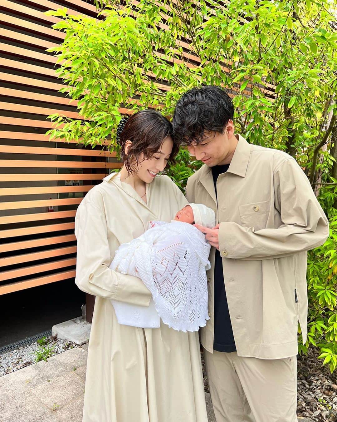 のインスタグラム：「ようこそ…🌼  先日第一子となる男の子を出産し わたしもこの子も元気いっぱいで 本日退院いたしました。  妊娠に至るまでも その後の十月十日間も そしてお産も。  いろいろな事がありましたが 今こうして抱きしめることが出来て とてもホッとしています。  この愛おしい存在とともに 新しい生活を楽しみたいと思います…♥  妊娠報告をした日から たくさんの方に見守っていただき 皆さまからの温かいメッセージに 励まされ今日を迎えられたこと 本当に感謝しています…♥  これからも宜しくお願いします  #newborn  #welcome #baby  #babyboy ♥」
