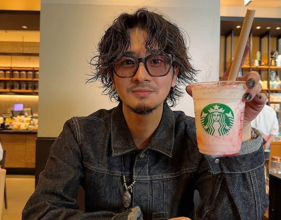 加代憲康のインスタグラム：「【7月の2回目ご予約開放】 28日水曜日21時から7月2回目の予約開放します！ @aujua_official ビックボトルキャンペーンの予約は6月末までです。 シャンプー、トリートメントのボトル500㎖ｻｲｽﾞ&詰め替えｻｲｽﾞが20%OFFです！今回からオンラインでも対応可能です！店頭の方はご予約必須になります。  7月スケジュール🗓 名古屋▶︎タブーケイ 梅田▶︎ @granmash グランマッシュ 西宮▶︎ @spice_aveda スパイス 名古屋と大阪でのサロンワークになります。よろしくお願いします🤲  【CLETO】の移転準備期間が変更になりました。お盆の8月14日から移転準備に入ります。現在のタブーケイでの営業は8月13日までとなります。オープン日についてはまた報告させていただきます！  皆さんよろしくお願いします🤲」