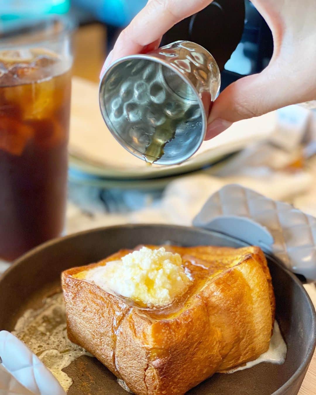 のインスタグラム：「・ 飲めるフレンチトースト♡  私、パンケーキよりフレンチトースト派です✨ いや、もちろんパンケーキも好きなんだけど、 中までアパレイユ染み染み〜な フレンチトーストが大好物🫶  で、私的Best3にランクインする THE FRONT ROOM（丸の内）の フレンチトーストが福岡上陸！と聞き、 楽しみにしてたー。  アツアツフワフワトロントロン。 まさに、飲めるフレンチトースト。 シアワセな味🫶  リゴレットの系列だから、ゴハンも美味しそう。 ランチ→フレトー、かな😏  @thecraft_fukuoka  #thecraftbarandgrill  #大名ガーデンシティ  #福岡大名ガーデンシティ  #飲めるフレンチトースト  #フレンチトースト  #フレトー  #ホイップバター  #福岡グルメ  #福岡カフェ  #福岡フレンチトースト  #大名グルメ  #大名カフェ」