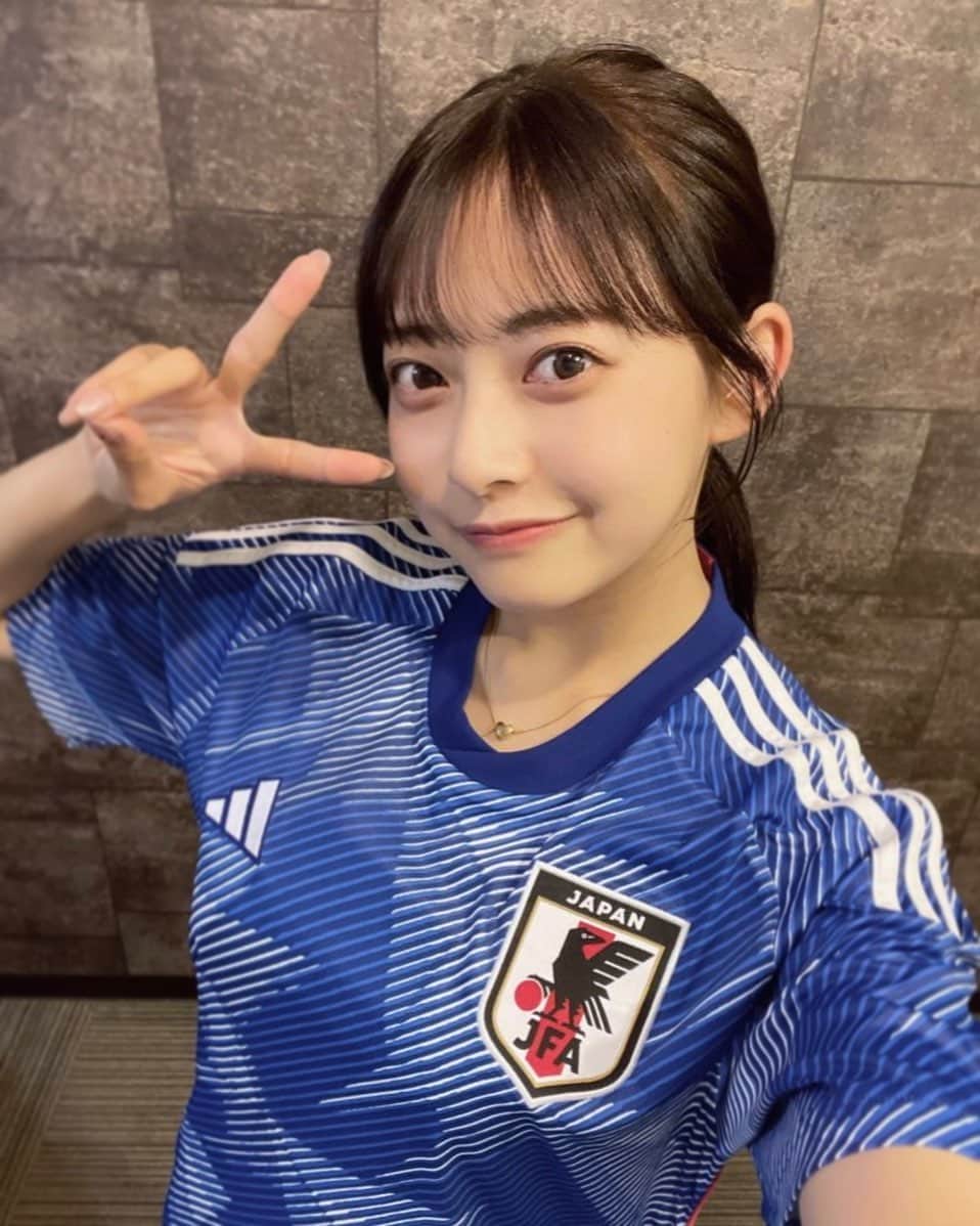 千葉祐夕のインスタグラム：「皆様こんばんは ‪‪☺︎‬  昨日もユニを着てリアルタイムで観ていました！ 良い試合だったなあ、、、💭💙  先週はオフで愛知に帰って2試合見に行けたり、 リアタイで視聴をする事ができ、 4連続サッカー投稿に 😹  今日からはまたお仕事！明日も頑張ります ‪‪☺︎‬  皆で頑張ろうね 〜  10月、新潟に行くか、神戸に行くか。 どちらに行こうか迷い中です、、。（気が早い）   #サッカー日本代表  #SAMURAIBLUE  #パナソニックスタジアム吹田 #jfa  #サッカー女子」