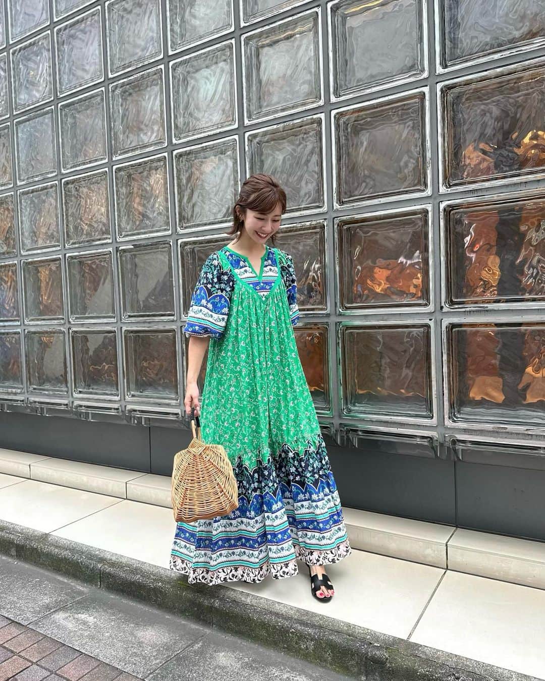 のインスタグラム：「・ 💙💚🌼💙💚🌼💙💚🌼 @grace_continental.div 👗 大好評だったワンピースは グレースのでした😚🍒  さて。 私のアップデートから早1ヶ月🍀 もうダウンタイムも終わって 戻りシミと闘い中なくらいなので レポしたいと思います。  ウルトラピコは1年4ヶ月ぶり2回目ですが その間にトーニングは1-2回やっています。 まだ完全にシミ0になってはいませんが 明らかに濃かったシミは薄くなり アザも気にならなくなり 何より肌のトーンが桁違いに明るくなってる。 5枚目の写真を見ると 赤み、くすみ、吹き出物も落ち着き トラブルが確実に減ったことが 目で見て分かります。 さやか先生にお願いして2年。 別人のように顔が小さくなり肌トラブルがなくなり 毎日のストレスが本当に減りました。 可愛くお肌が綺麗な子達に 囲まれてきたから 自分の肌が本当にコンプレックスで。 お肌綺麗だねって褒められる友達たちの隣で 自分のボツボツで汚い肌を とっても恥ずかしいなと思って生きてきたから。 やっと お肌について前向きになれたし 自信を持て始めたなと思います。 それが何より嬉しい。 もっと綺麗になりたいと思うし メイクを楽しみたいという気持ちが増しました💓  6枚目は埋没のビフォーアフター👀 こんなにもナチュラルな二重を デザインしてもらえて 本当にしんや先生にお願いしてよかったです😭❤️ ダウンタイム？え？わからないよ！ ってみんなが褒めてくれて。 自己満の美容だけど 褒められると嬉しいよね。  さやか先生 しんや先生 野中さん ザロクのみなさま♡ 本当に本当に本当にいつもありがとうございます😭❤️ そしてシミ取りからの埋没と長い時間 大変お世話になりました🥹✨✨  #美容レポ #シミ取り #ウルトラピコ #シミ取り放題 #ザロク #埋没 #ダウンタイム」
