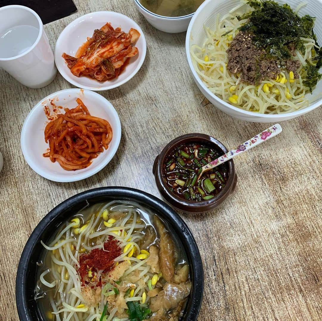 片岡メリヤスさんのインスタグラム写真 - (片岡メリヤスInstagram)「한국이 너무 즐거웠다. 다 맛있었어. 한국 사람들 고마워요. 또 오고 싶어요. ❣️❣️❣️  キンパ、デジカルビ(焼肉屋の看板)、コンナムルクッパ、冷麺とチヂミと饅頭、参鶏湯、カンジャンケジャン、トッポッキ、コングクス、MOM‘S TOUCH 、タッカンマリ。 全部美味しかった😋」6月21日 20時40分 - kataokameriyasu