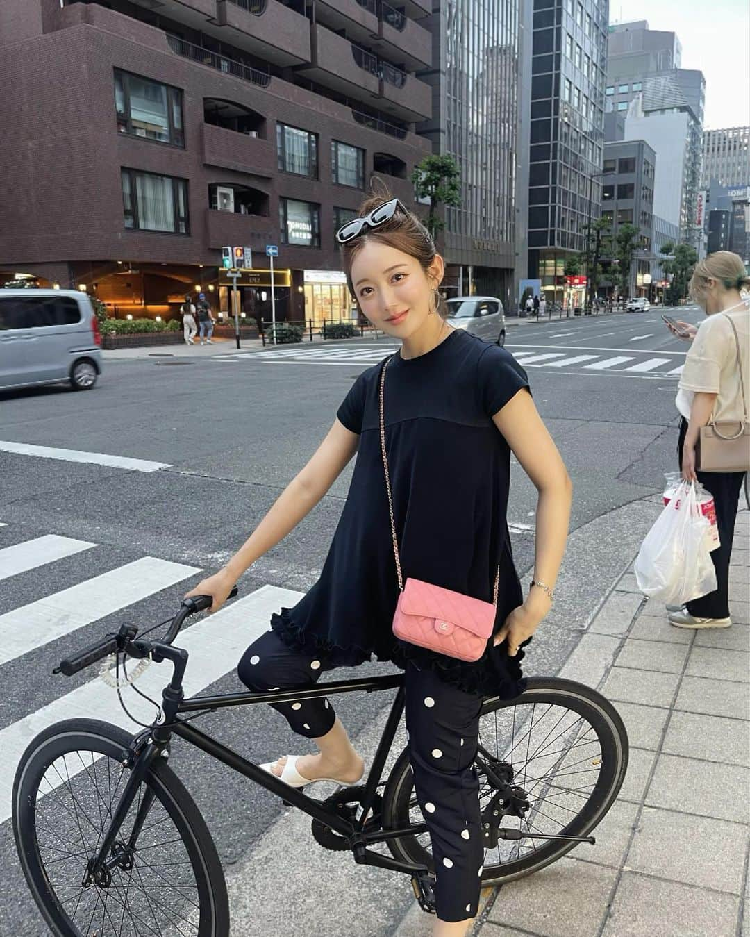 ___mikik___さんのインスタグラム写真 - (___mikik___Instagram)「🚲💭 友達の自転車借りてぷぃーっと花屋、パン屋、立ち飲み屋に行った日。 この時期の夜の自転車はめちゃくちゃ気持ちよかった~🍃(サドル高すぎて男前な乗り方なってる笑 ⠀ こんな日にもサクッと手に取りやすい、どうもohana teeです🌼 全身navyでまとめてみたよ🤍 ⠀ tops…#HYEON 6/22- pants…#HYEON bag…#chanel  shoes…#zara ⠀ このzaraのミュール使えて可愛くてオススメです👡♡ 品番:2354/110」6月21日 20時41分 - ___mikik___