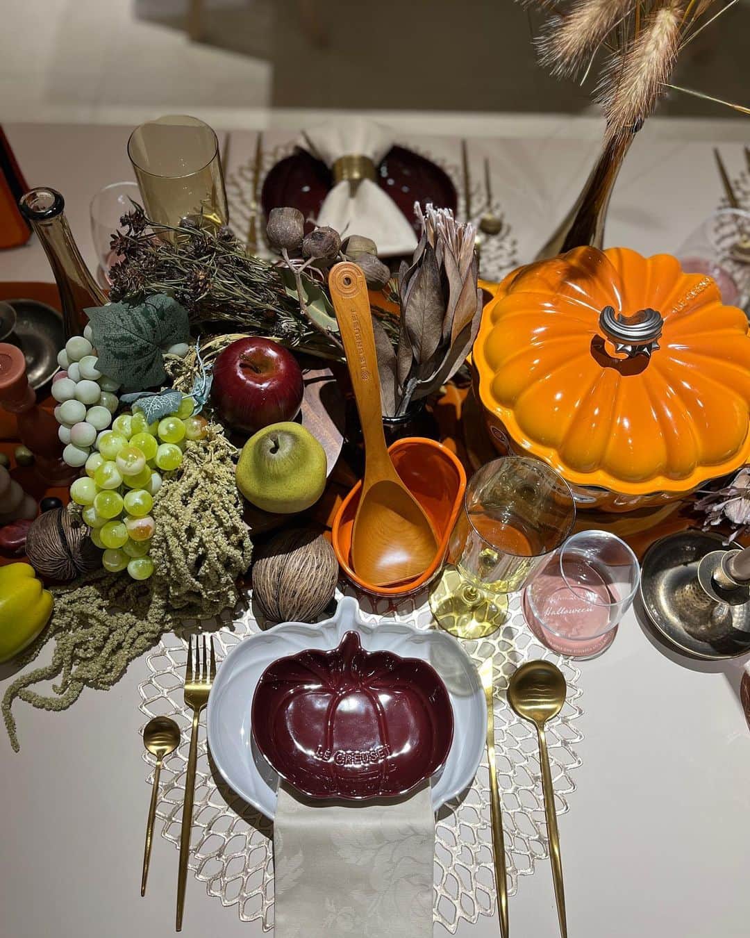福田葉子さんのインスタグラム写真 - (福田葉子Instagram)「ル・クルーゼでお正月の食卓、なんか新鮮。ハロウィンにホリデーシーズンと、シーンごとに提案されたテーブルセッティング。 展示会開催は数年ぶりのル・クルーゼ。主役はもちろん鋳物鍋。 深いボルドーカラーの「ローヌ」、淡いラベンダーは「エシャロット」、ブルーグレーの「シーソルト」。色味もネーミングもフランスらしい。 創業100周年だそうで、アーカイブコレクションもずらり。料理意欲をかき立てられる展示会でした。 #lecreuset #castingpot #tablesetting #good #cooking #pot #kitchen #table #ルクルーゼ　#展示会　#鋳物　#鋳物鍋 #鍋　#テーブルセッティング　#お正月　#ハロウィン　#クリスマス　#料理　#食卓　#うつわ　#器　#うつわ好き #器好き」6月21日 20時42分 - yoyoyokoko