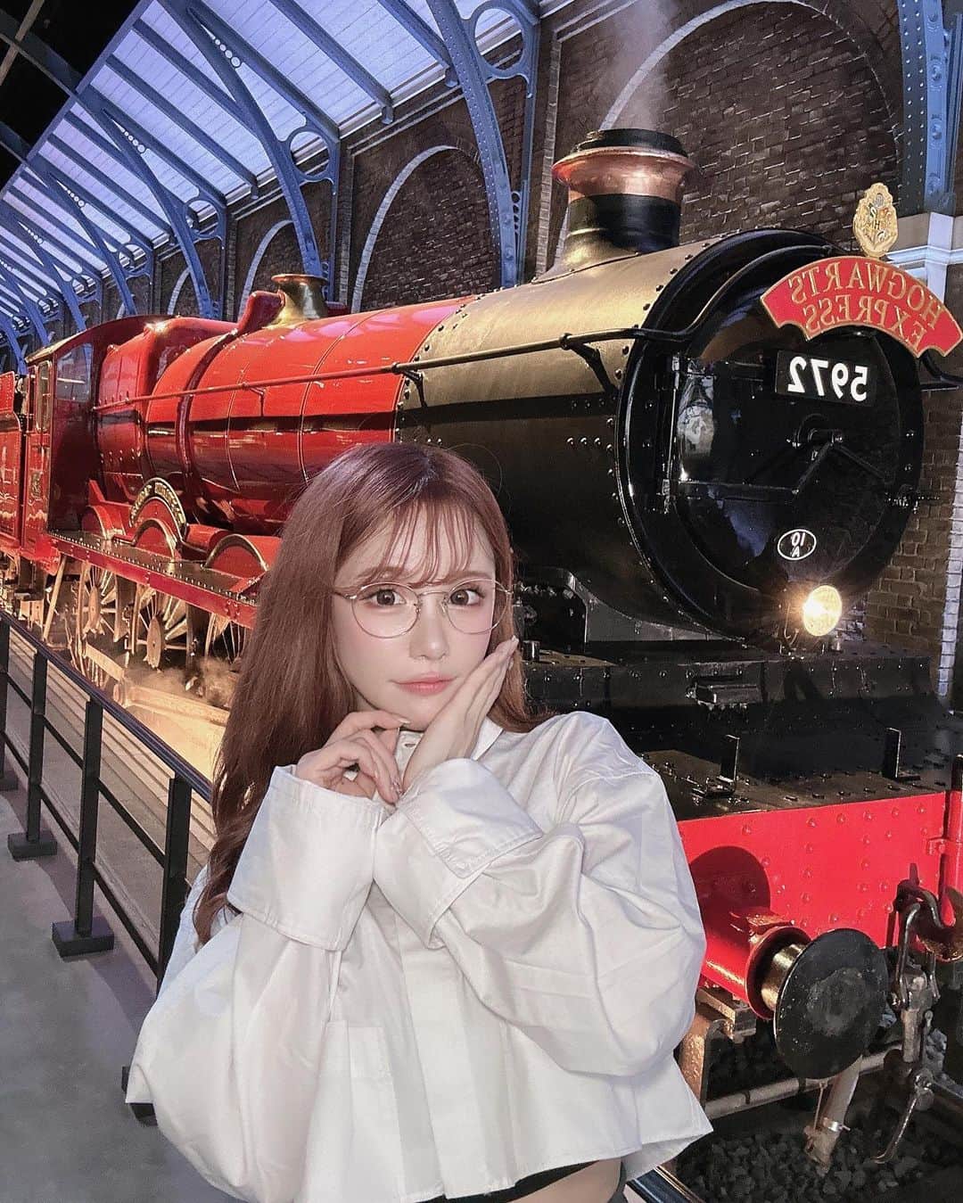 にゃいりんのインスタグラム：「先行体験に招待していただき「ワーナー ブラザース スタジオツアー東京-メイキング・オブ・ハリー・ポッター」楽しんできました🦉🪄︎︎🖤 ハリーポッターの世界が現実で再現されててクオリティ高すぎてテンションあがりました🥹🫶  @wbtourtokyo  #ハリポタツアー  #wtourtokyo」