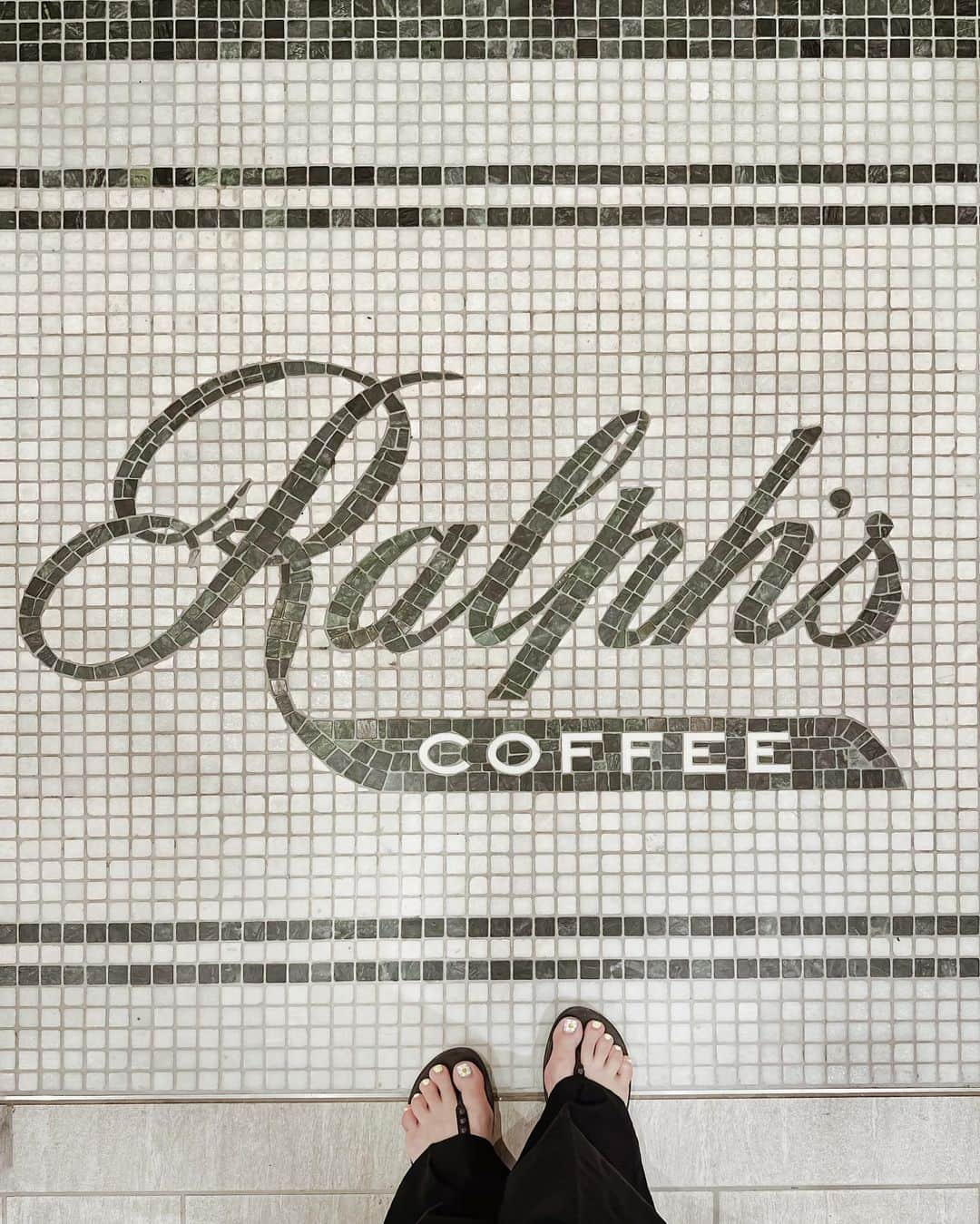 Yukicoさんのインスタグラム写真 - (YukicoInstagram)「‥  𝐑𝐚𝐥𝐩𝐡'𝐬 𝐜𝐨𝐟𝐟𝐞𝐞🩴  #osakacafe #ralphscoffee  #ラルフズコーヒー  #大阪カフェ #大阪コーヒー #大阪スイーツ #大阪グルメ #ららぽーと門真  #ららぽーと門真グルメ」6月21日 20時42分 - yukicolifecom