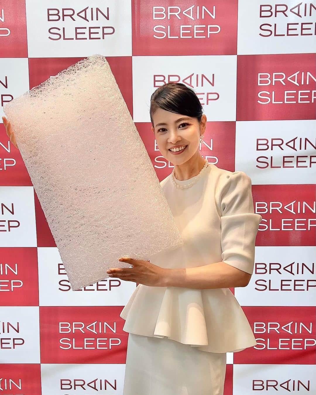 吉田玲奈さんのインスタグラム写真 - (吉田玲奈Instagram)「🐏💤 BRAIN SLEEP PILLOW チョコプラの長田庄平さんの「脳まで眠るブレインスリーパー就任記念✨」 メディア発表会の司会🎤 私も3年前から愛用している枕です✨ 熱がこもらず、ダニも埃も寄せ付けず、丸洗いしてもすぐ乾く、他の枕とは全然違う素材！ いつもぐっすり眠れています😴💤 長田庄平さんの歌唱「ゴールデンタイムの90分」3回も聴けた♪lucky🎤 楽しいメディア発表会でした✨ YouTubeでも観られますよ♪ #枕 #ブレインスリーパー #ブレインスリープピロー  #ブレインスリープ枕  #チョコレートプラネット長田  さん #メディア発表会mc  #お仕事 #セントフォース #吉田玲奈 #ありがとうございました」6月21日 20時42分 - reina.yoshida.ciel.1218