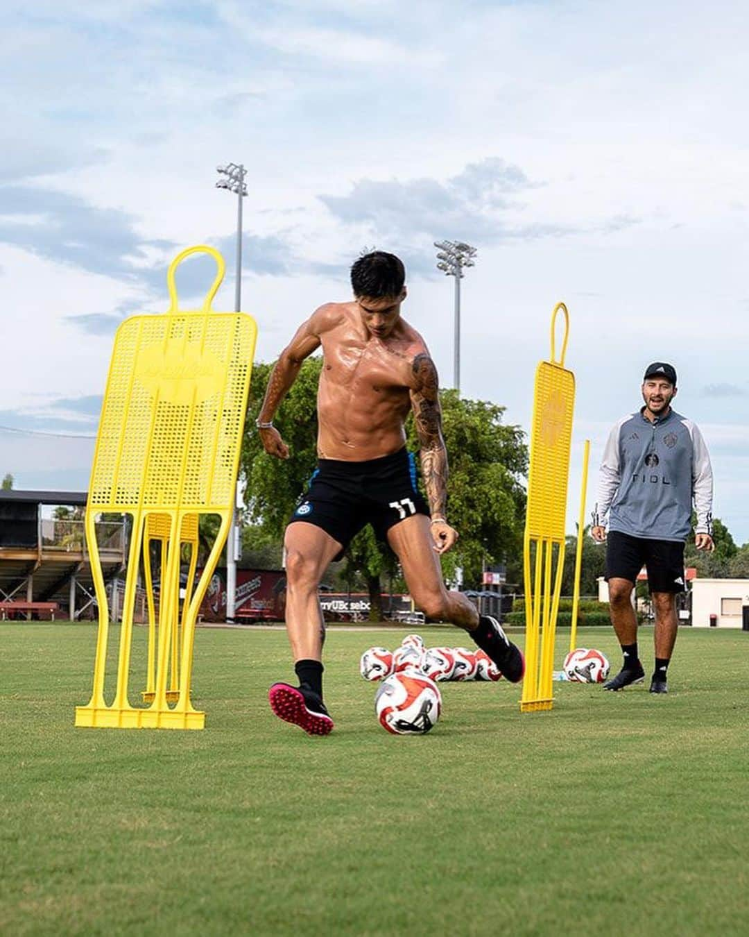 ホアキン・コレアさんのインスタグラム写真 - (ホアキン・コレアInstagram)「Siempre para adelante. @satsoccer 🔥」6月21日 20時52分 - tucucorrea