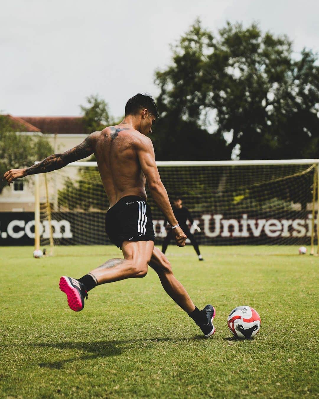 ホアキン・コレアのインスタグラム：「Siempre para adelante. @satsoccer 🔥」