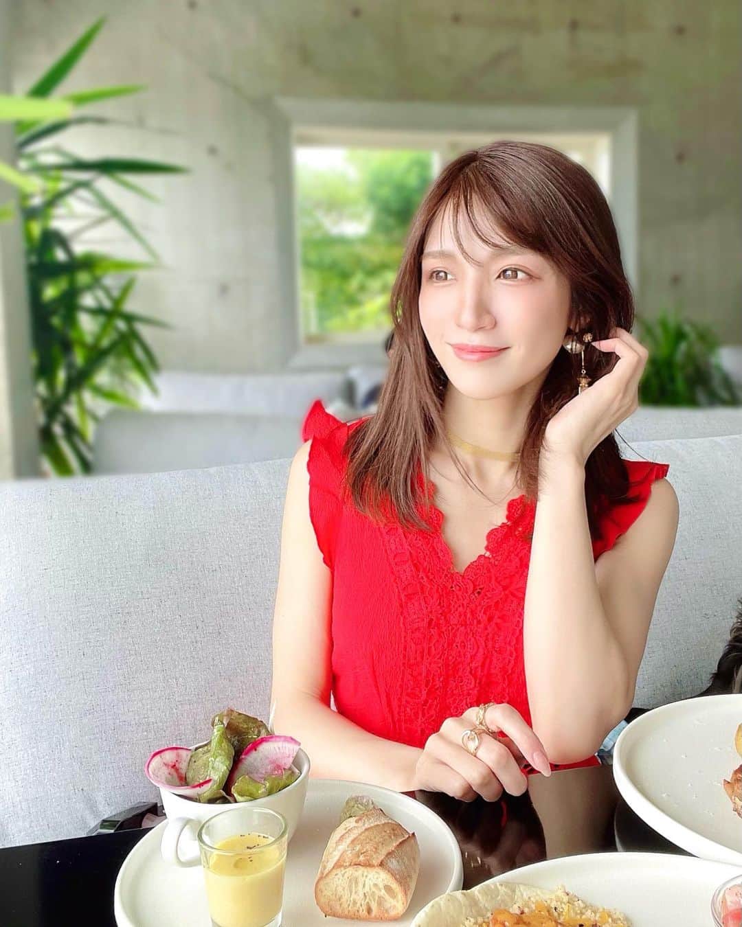 白瀬由莉のインスタグラム：「葉山いってきた🫶🏻🏖️ 海辺でのんびりしたいをさっそく叶えに🩵🪽  海辺のカフェでお食事🍴 Under the Palmo HAYAMA @underthepalmo.jp   わんちゃんもOK🥹🐶 ふうもお出かけできてめっちゃ喜んでた♡ 波の音を聞きながらのランチは贅沢でした🏖️  明日も素敵な1日を☺️🌈  🌷🧚🏻‍♀️🌻」