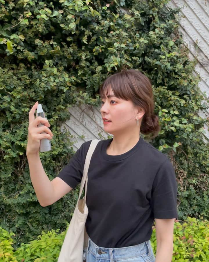 小濱庸子のインスタグラム：「韓国では美容クリニックなどでも扱っているTruezymeスキンカーミングエッセンスが日本でも（Qoo10）手に入るようになった🙌  赤み・乾燥肌・メイク崩れ・肌荒れの全てのお悩みに寄り添うプッシュ式の美容液✨  この時期は、炎天下の中日焼けして肌の水分量が足りないって感じたり、熱ってしまったりするのでカバンに入れて持ち歩いて、動画みたいにシュッシュってふっている🙌 この前、ゴルフに行った時とか炎天下ディズニーのときも水分チャージとして使ってた😌  あとは、飲酒後のほてりとか乾燥を感じた時にもいいみたいで、（私のことご存知の方は周知の通り）飲兵衛の私には本当にありがたい😍 お化粧も崩れないし、お役立ちアイテム🙏✨ そんな今日も女子会後にシュシュっとTruezymeスキンカーミングエッセンスを纏いますー！  #Truezyme #スキンカーミングエッセンス #ファミリーコスメ #オーガニックコスメ #韓国コスメ #赤みケア #自然成分 #PR @truezyme_jp」