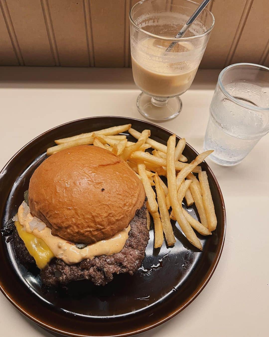 YUMIKO TANAHASHIさんのインスタグラム写真 - (YUMIKO TANAHASHIInstagram)「ハンバーガーたべたよ！ 🍔🍴〰️〰️  #lunch #とある日の休日  #久しぶりのハンバーガー」6月21日 20時47分 - turner_1223