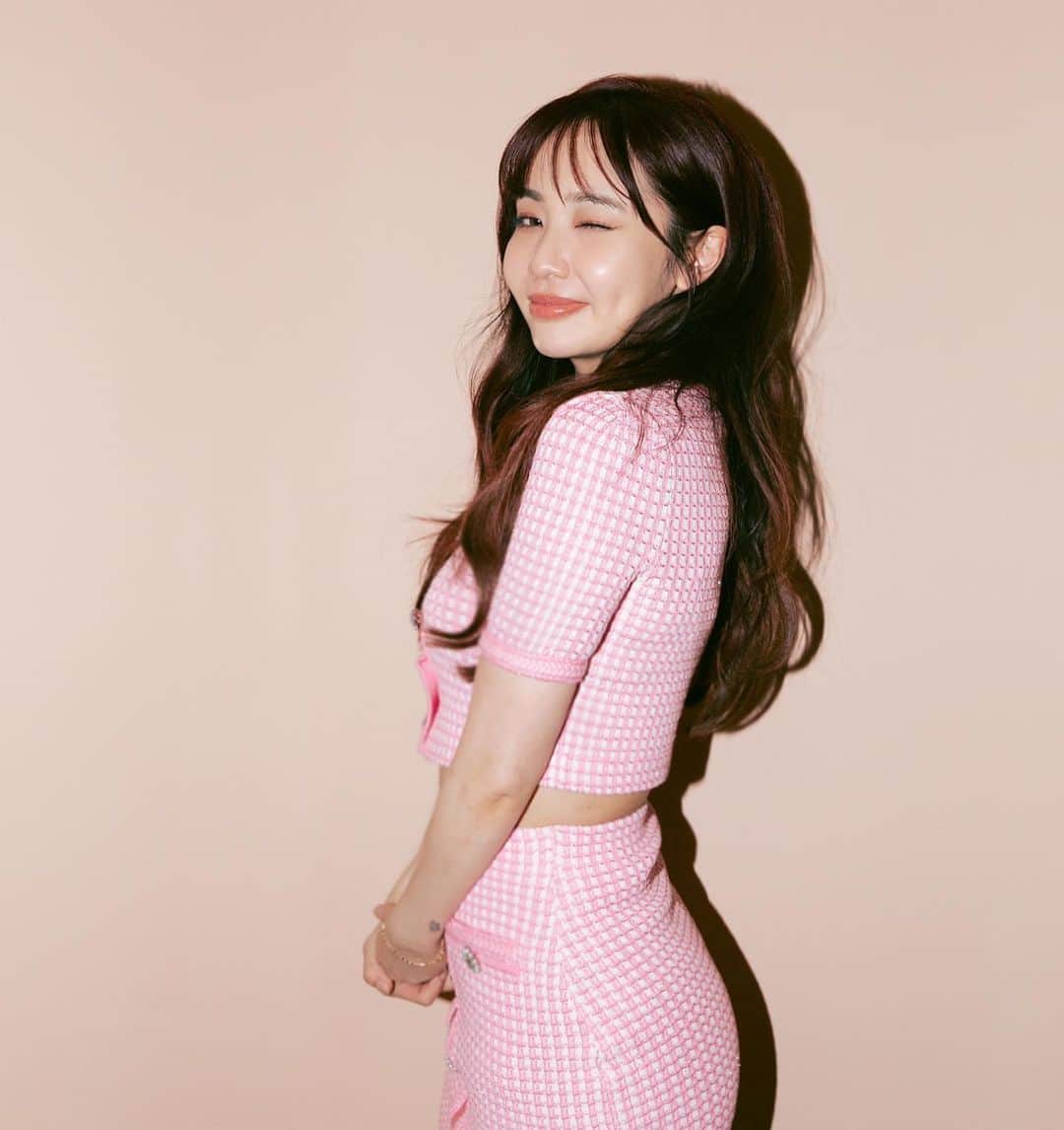 Kimberley Chenのインスタグラム：「終於播出 #全明星辯論會 第一集 🫀👊🏻 只能說最近很多很多的話題與社會議題值得被討論，期待這個節目能夠激發大家不同的想法，從不同角度看事情，一起好好說話 🥹開心生活 🧜🏻‍♀️  @selfportraittaiwan @tun_grp  @alexanderwangny  @balmain」