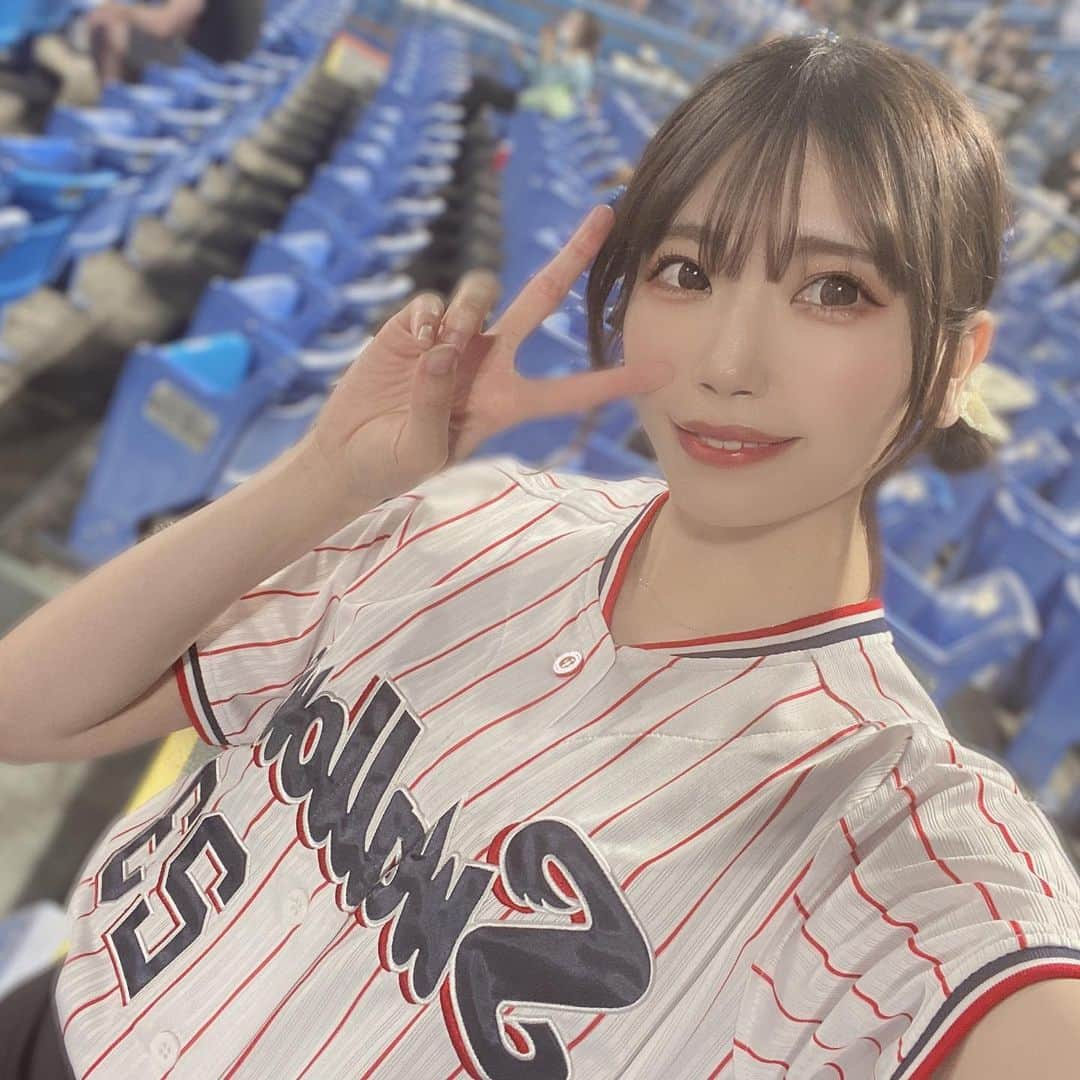 石原美沙紀のインスタグラム：「ぴーす♡🥳  #東京ヤクルトスワローズ　#すわほー　#神宮球場　#スワローズ　#ヤクルト　#野球　#野球女子　#ユニフォーム　#ヤクルトファンと繋がりたい #ヤクルトスワローズ #swallows    #燕女子  #アイドル  #selfie  #japanesegirl  #フォローミー #tokyo #yakultswallows #スポーツ観戦　 #さぁ行こうか #スポーツ女子　#野球好きな人と繋がりたい #青木宣親　#followme #プロ野球　#女優」