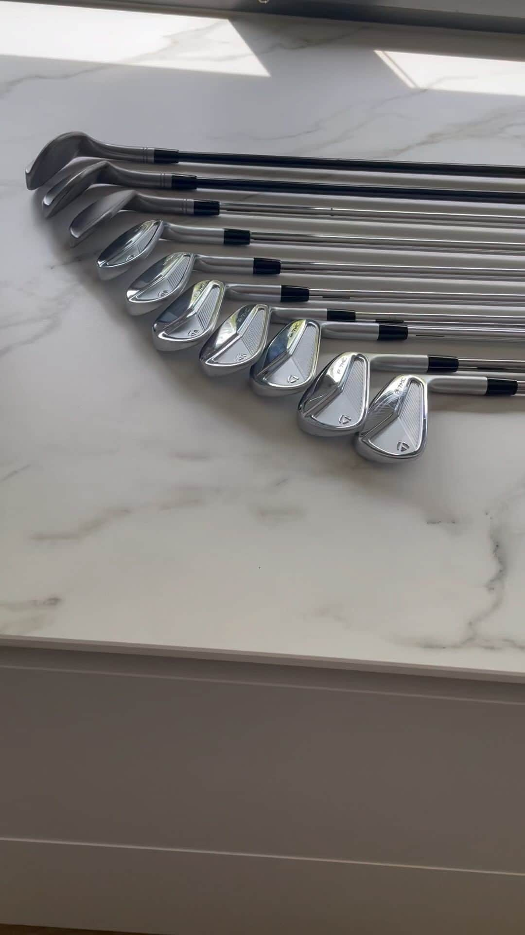 マルティン・カイマーのインスタグラム：「Some new sticks to try out, thanks to Taylormade for always helping out and finding different ways to success #taylormade #taylormadegolf #golfclubs #cleeksletsgo #cleeksgc」