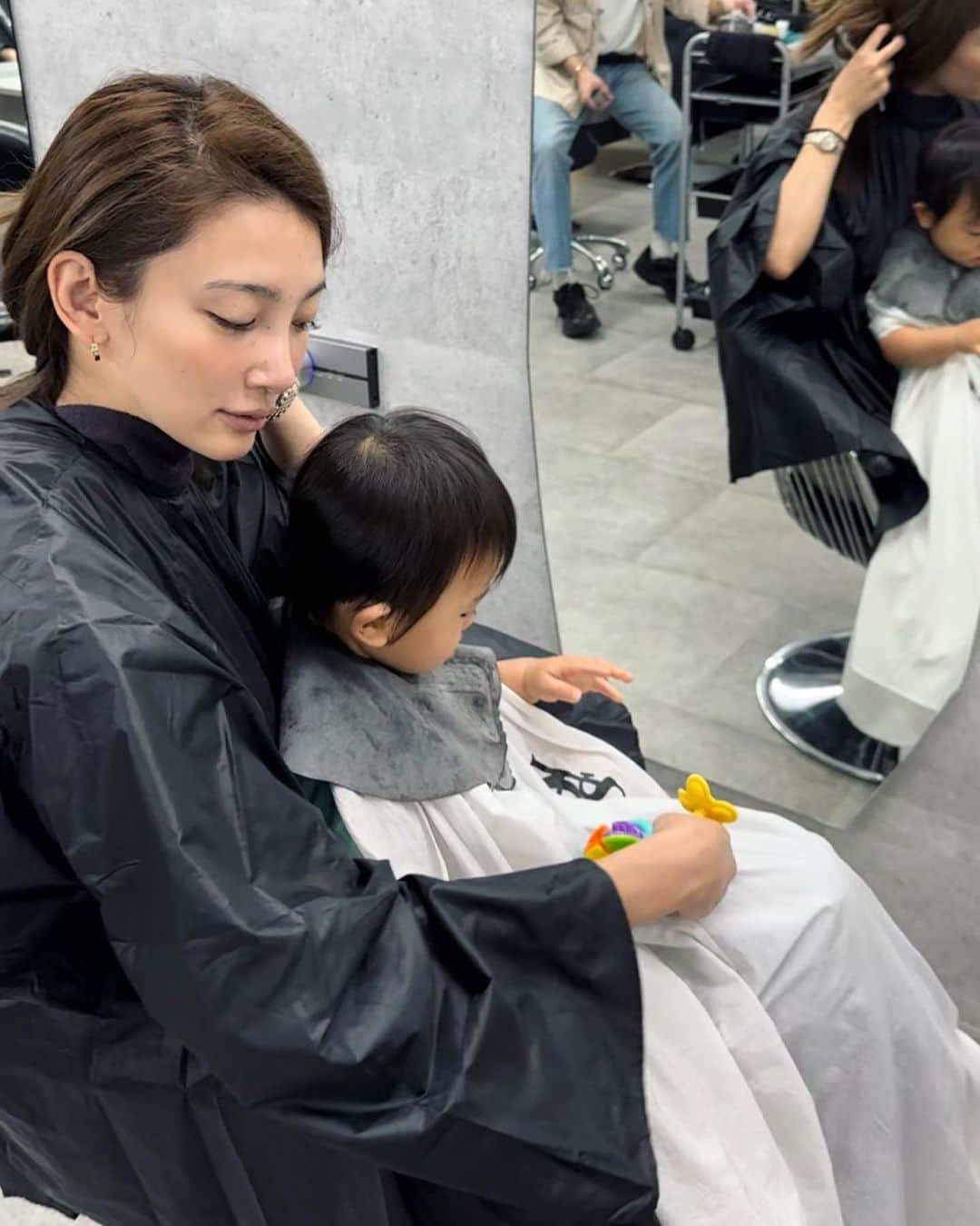 里海のインスタグラム：「#生後9ヶ月　記念に髪の毛を 切りました…😭 毛先がカーリーヘアで 赤ちゃんの時の髪の毛と 思ったら なかなか切れずにいたのですが… 私もいつもお世話に、なっている @nemo_noos に 泣く泣くカットしていただきました！ カットしたら 少年のようになってしまって なんだか悲しいです😞😞 素敵なカットは記念に、なりましたが 私は家に帰ってから 彼のおむつを、見ても泣けるほど なんだか悲しい気持ちに…😔😔 どんどん少年になっていく 私の赤ちゃん…😩😩 あーかなしい…w わたしだけですか？😭」