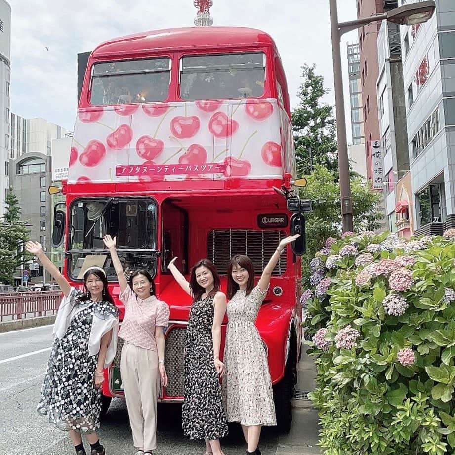 黒帯さんさんのインスタグラム写真 - (黒帯さんInstagram)「【東京】ロンドンバスでアフタヌーンティー♡Afternoon Tea Bus Tour（アフタヌーンティーバスツアー） ロンドンバスでアフタヌーンティーをしながら東京観光を楽しむことができる日本初のツアー、Afternoon Tea Bus Tour（アフタヌーンティーバスツアー）では、7月9日まで産地直送のフルーツが楽しめる観音山フルーツパーラーアフタヌーンティーが運行中です。  ロンドンバスでアフタヌーンティーをしながら東京観光を楽しむことができる日本初のツアーバス  美味しいフルーツセットをお召し上がりいただきながら、東京タワーや表参道、銀座など東京の名所を巡る東京観光が出来ます！  和歌山、観音山フルーツパーラーとのタイアップ  ●アフタヌーンティーセット 最上段：フルーツ盛り合わせ 　・観音山柑橘（清見、八朔、甘夏） 　・山形県産サクランボ 　・観音山キウイフルーツ 中段：山形県産サクランボのミニパフェ 中段：紀州和歌山南高梅の梅干し 中段：観音山みかんなちゅるんゼリー 　・柑橘カルチェとキウイ＆みかんドライ乗せ 下段：観音山キウイのフルーツサンド 下段：アイスクリーム観音山桃ジャム乗せ 下段：ポテトチップス 下段：観音山キウイのフルーツサンド 　※ティーは、7種類すべて飲み放題 観音山の代表格である柑橘（オレンジ）と山形県産のサクランボ（赤）、観音山産のキウイ（緑）で彩りよく仕上げています。和歌山県の梅や山形のさくらんぼは６月がまさに旬！  ●協賛：和歌山県　/　山形県さくらんぼ＆フルーツＰＲ協議会、紀州みなべ梅干生産者協議会　/　紀州みなべ梅干協同組合　/　紀州田辺うめ振興協議会(田辺市、ＪＡ紀南)、海田園黒坂製茶　/　有限会社菊水食品　/　農業法人四十八瀬紀ノ川ファミリー有限会社  Untitled 普段とは違う東京の街並みを楽しむことができます。  Instagram　 ：https://www.instagram.com/afternoon_tea_bus_tour/ ホームページ：https://www.afternoontea-bus-tour.creative-raja.com/  #観音山 #観音山フルーツパーラー #観音山フルーツガーデン  #紀の川市 #和歌山県  #観音山スペシャルアフタヌーンティーバスツアー #afternoonteabus #アフタヌーンティーバス #ロンドンバスでアフタヌーンティー #afternoonteabustour #アフタヌーンティーバスツアー #イギリス #afternoontea #アフタヌーンティー #ロンドンバス #東京観光 #表参道 #アフタヌーンティーリビング #アフタヌーンティー巡り  #アフタヌーンティー東京 #アフタヌーンティー好きな人と繋がりたい」6月21日 21時01分 - shin_kuroobisan