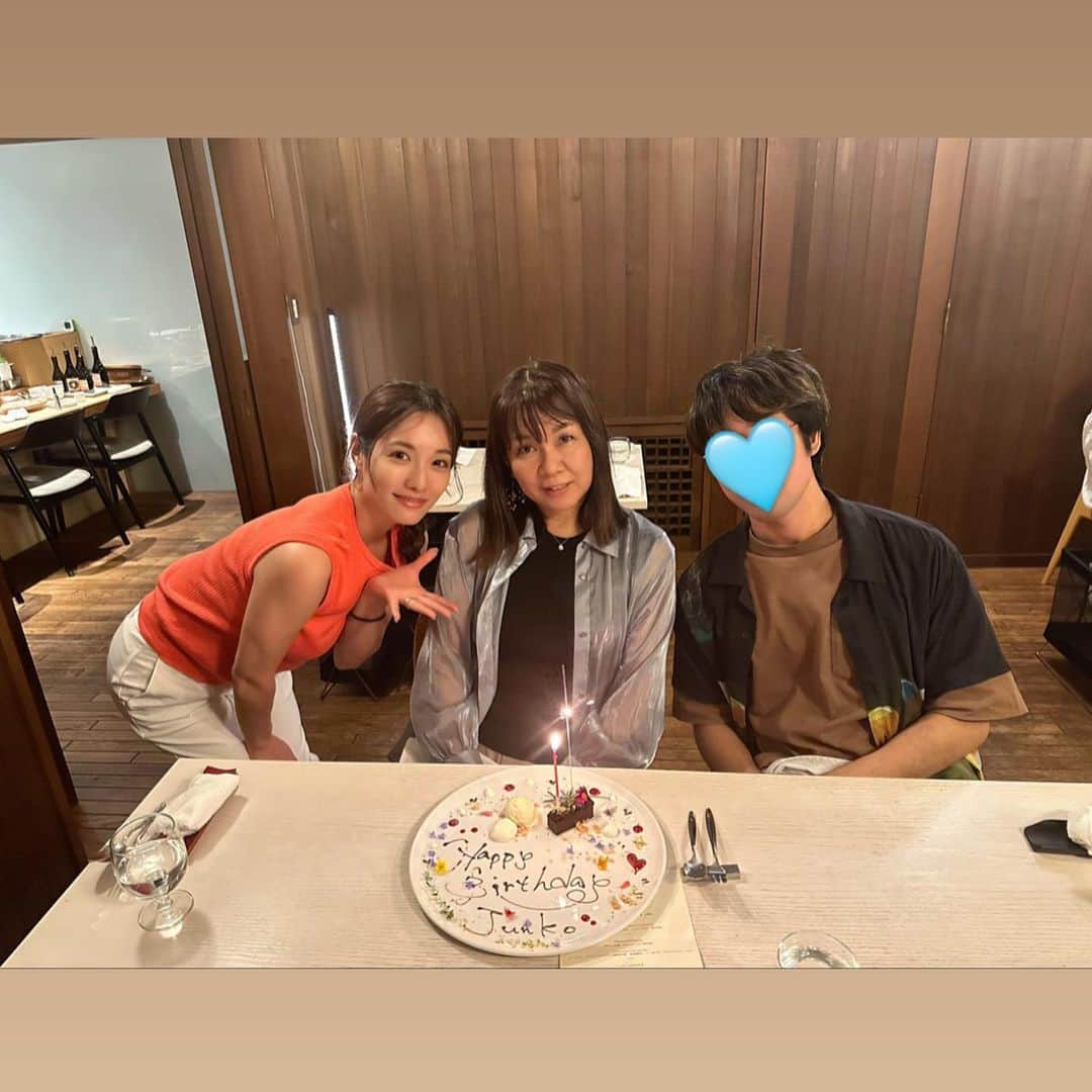今野杏南のインスタグラム：「* 本日はママのお誕生日🎂💞  地元のオーガニックフレンチレストラン🍽️で弟とお祝いしました🥂 (パパはサーフィン🏄の大会で福島県に行ってます😇) ワイン🍷も一緒に飲んでほろ酔い🪽 私まで幸せ気分です☺️ 弟が20歳になって、家族みんなでお酒飲めるのが楽しみです😇  ママおめでとう🫶🏻💕」