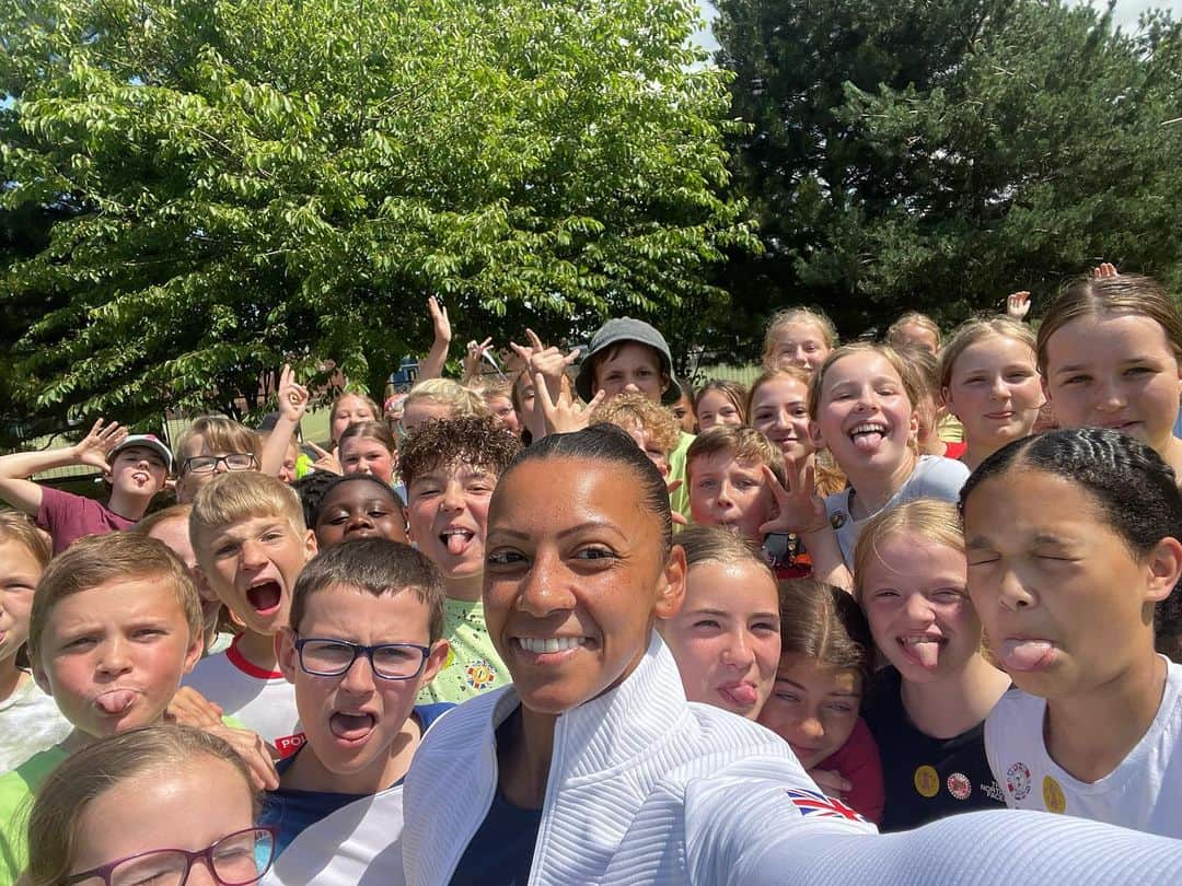 レベッカ・ダウニーのインスタグラム：「Such a lovely morning spent with @suredeodorantuk as part of their Breaking Limits Programme. I got to join Arnold View Primary for their sports day and had so much fun working with the kids. I always feel so grateful to spend time inspiring the next generation 🩵  #BreakingLimits #Sure #ItwontLetYouDown」