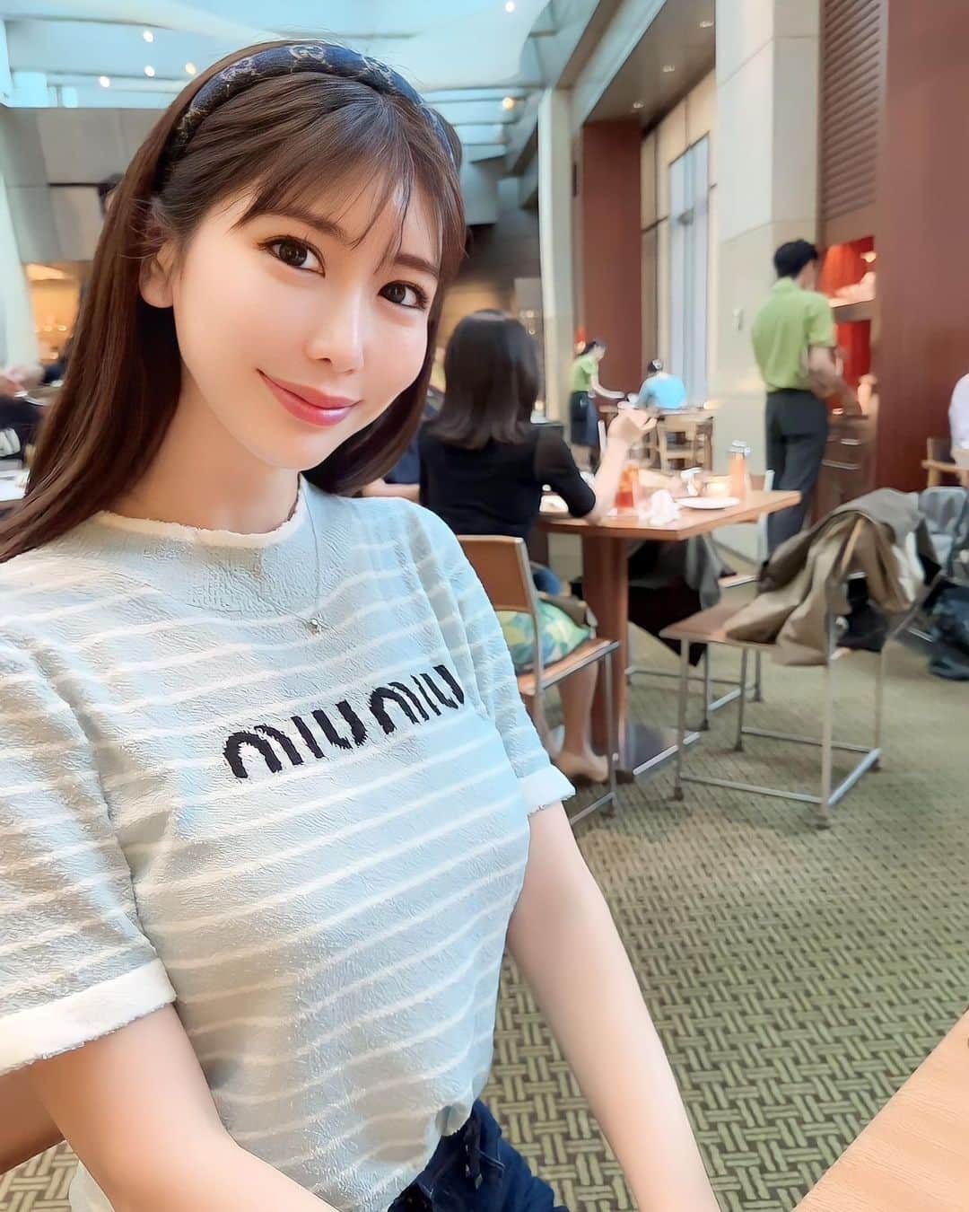 倉岡生夏のインスタグラム：「日焼け🧴対策♡  ・ ・ 梅雨の晴れ間嬉しい☺️最近日差しが強くなってきて特に日焼け止めが必需品になってきましたよねー☀️ 皆さんはどんなもの使ってますか？ 私が最近使っている日焼け止めが　BABYBORN 🧴 赤ちゃんから大人まで使える日焼け止め♡ 子ども用の日焼け止めってSPFが低いから親子で日焼け止めをわけることが多いけど、SPF50+/PA++++なのに赤ちゃんから安心して使えるの日焼け止めミルク♡ ・ ・ 私も肌デリケートな方なのでありがたい😊 毎日使うものだから無添加で石鹸で落とせるのっていいですよね♡ ・ ・ 今週もあと少し頑張りましょ〜♡  ・ ・ #baby_born_jp #mishiilist #ミッシーリスト #高橋ミカ #東原亜希 #ベビーボーン #BABYBORN #ベビースキンケア #日焼け止め #日焼け止めミルク #日焼け止めクリーム  #ウォータープルーフ #紫外線対策 #日焼け対策 #SPF50+/PA++++ #親子で使える  #出産準備 #新米ママ #赤ちゃんのいる暮らし #赤ちゃんのいる生活 #アンバサダー #大人可愛いコーデ #大人カジュアル #アラサーコーデ #アラサーママ」