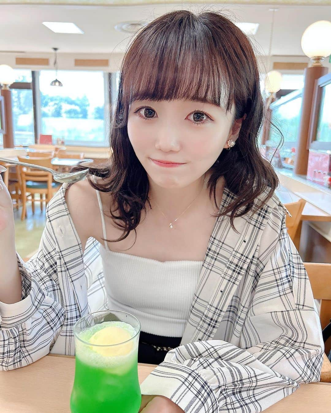 小日向夏実のインスタグラム：「🍨🍈  クリームソーダのアイスがしゅわしゅわなってるのいいよね🥺わかる？笑  #カフェ #クリームソーダ #アイス #🍨 #カフェ巡り #動物園 #休日 #低身長コーデ #japanesegirl #followｍe #いいね歓迎」