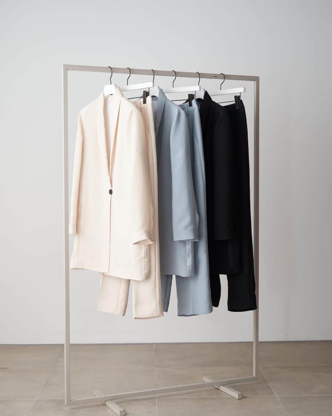 のインスタグラム：「_  TOP RATED.  BACK SATIN JACKET  ¥31,900 No. 16WFJ234005  BACK SATIN  PANTS  ¥20,900 No. 16WFP234006  ほどよい光沢感と適度なハリ感のある風合いで、よりエレガントさが増すセットアップ。 今シーズンはデザインをそのままに、シルキーなトリアセテートのサテン素材にアップデート。  ジャケットのシルエットは、リラックスしたサイズ感でボトムを選ばないヒップの隠れる着丈です。袖口を折り返したときに、裏のサテン素材がキレイに見えてポイントに。シワになりにくく、持ち運びにも便利な軽量素材。 日よけや冷房対策、オフィスの置きジャケット、リモートなどといった、様々なシーンで活躍できます。  パンツは腰まわりがすっきり見えるようタックを入れたシルエット。センタープリーツを加えることでレッグラインをキレイに見せてくれます。  #styling #styling_」