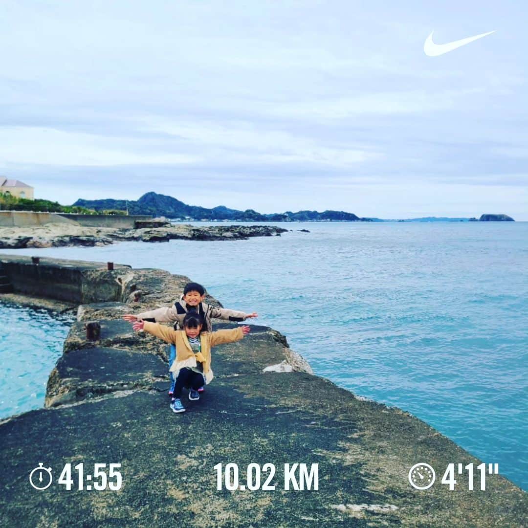 三田尚央のインスタグラム：「夜ラン‼️‼️(10km病みあがりラン😁✨)  久しぶりに10km‼️‼️ちょいとペース上げたからキツかったし何回も挫折しそうになったけど、中々良いペースでトレーニングできた☀️ とりあえず今日で今月100km(^^)✌️  32歳目標達成目指して頑張ります☀️ 積み重ね大事❗ 継続あるのみ(^^) 健康一番❕  旅行行きたいなー🌠  日々成長❕ 日々挑戦❕ 日々感謝❕  #ランニング #目指せフルマラソン #日々成長 #日々挑戦 #日々感謝 #息子 #娘 #家族 #32歳 #instagram  #目標 #筋トレ #ダイエット #ストレッチ #トレーニング #メンタル #NIKE #ラン #夜ラン #フルマラソン #ハーフマラソン #頑張ります #笑顔 #ビール #サッカー #10kmラン #気持ち #スッキリ #6月」
