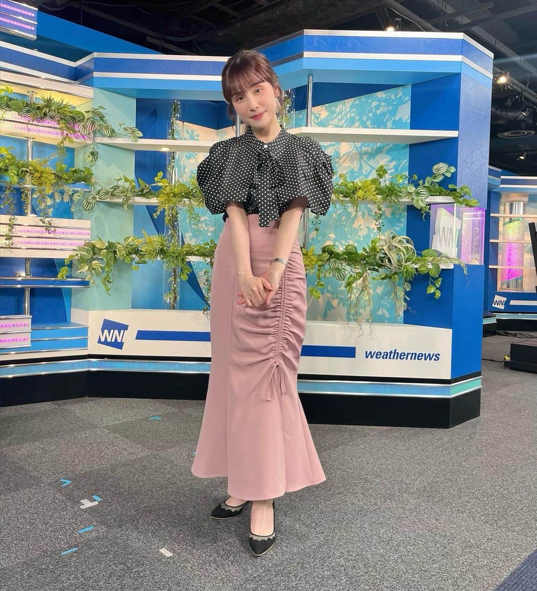 松雪彩花のインスタグラム：「🎀2023/6/21のお衣装🎀 トップス/スカート: &.NOSTALGIA  (@nostalgia_jp ) イヤリング: phoebe (@phoebe_official ) スタイリング： @marino_stylist   今日のお衣装とっても好きで、着用するのを楽しみに出社しました😌💓 水玉がすきなんです…🫧 スカートのラインもすごくキレイでした👗 イヤリングは持っていないタイプのデザイン。これまたパールが好きなので、私物としても欲しい…🫢  今日も素敵なお衣装をありがとうございました。」