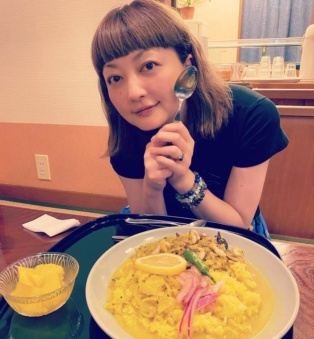 野本かりあのインスタグラム：「月イチのお楽しみ、美味しいカレーと 色々な人達との交流の日。 お邪魔させて貰って、もう1年以上経つけれど、毎月のお楽しみ感は最初の頃と変わらない💖」
