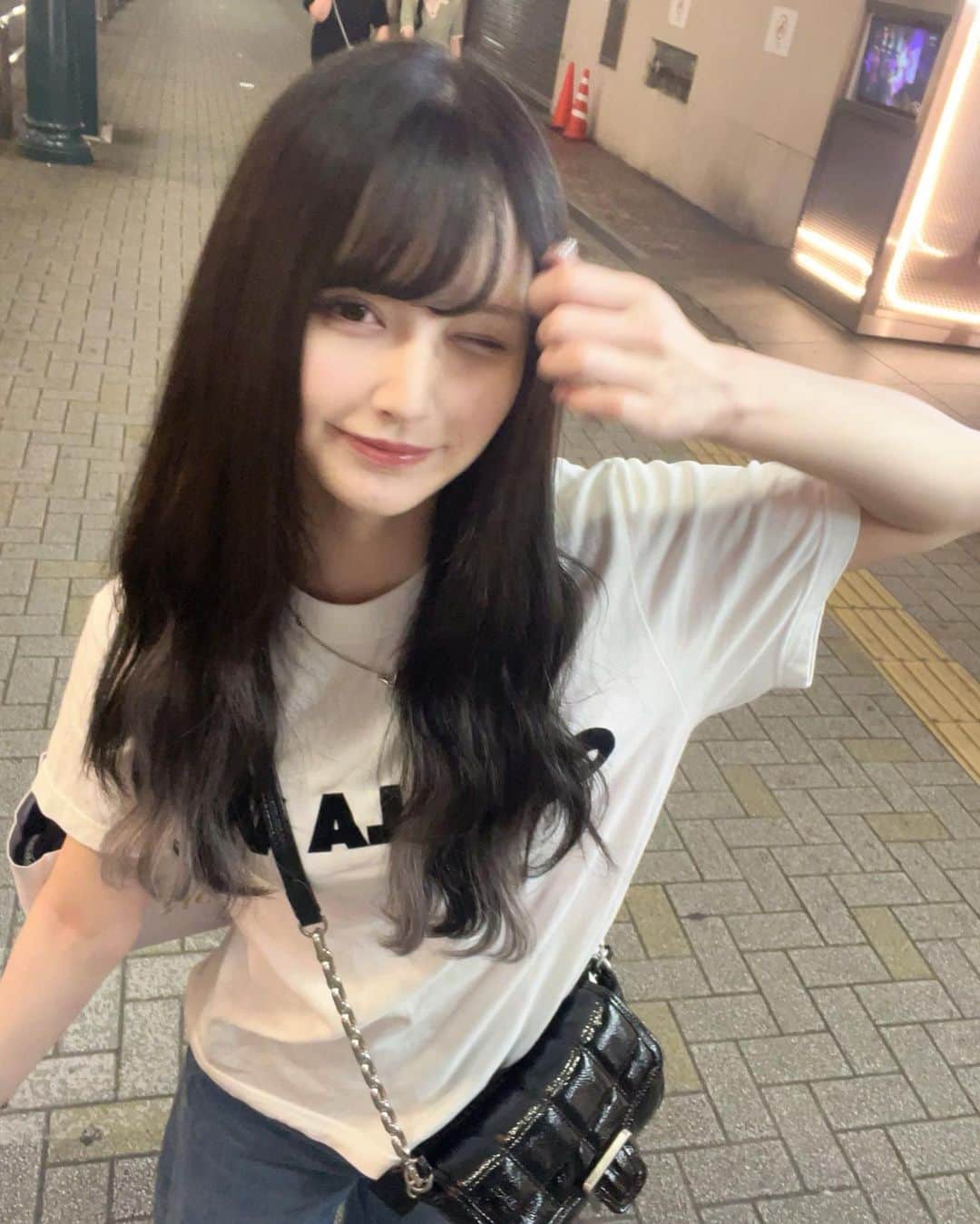 山本望叶のインスタグラム：「ういんく(^_- )--♡  #ootd #code #コーデ #夏服コーデ #tシャツ #doudou #emoda #zara #エクステ #シールエクステ #インナーカラー」