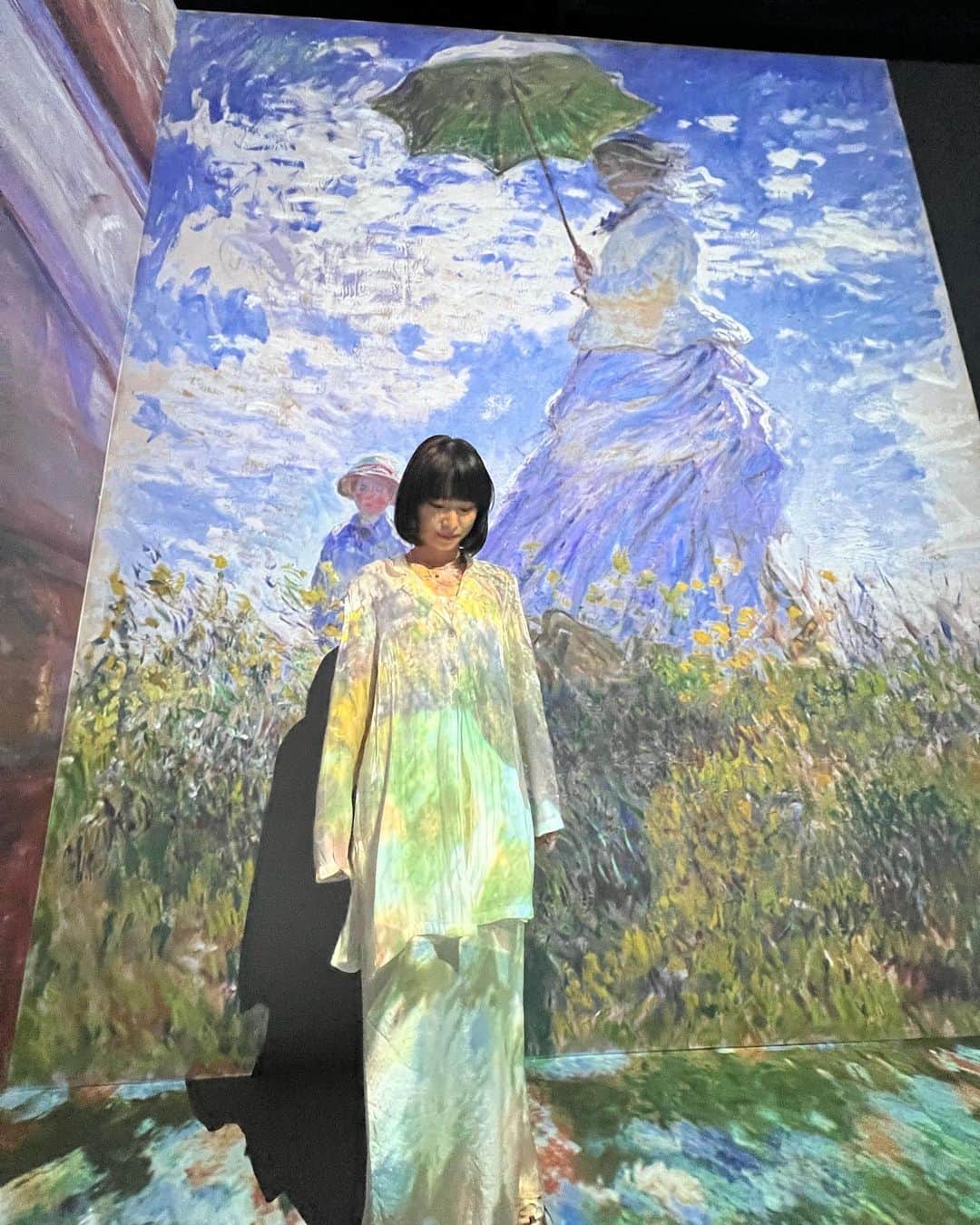 木下美咲のインスタグラム：「8,大好きな絵と一緒に写ろうと急いでシャッターを切ったと同時に、時間切れで場内が暗転し崩れ落ちた私を収めた一枚。 9,新たなる印象派の誕生。  10, 隣にいた2人組がとてもナチュラルに動きながら撮影されていたのに倣って、「動いて〜」 って言われて咄嗟に出た私の挙動があまりにも奇行すぎて哀しい  #印象派 #impressionism #immersivemuseum」