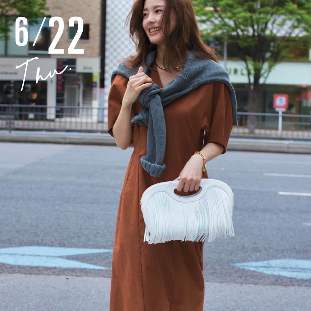 のインスタグラム：「＼ワンピとスニーカーできれいめカジュアルに／ 【ブラウンのワンピース×ニュアンスカラーのスニーカー】 モード寄りなデザインのボリューム袖やメリハリシルエットで、トレンドときちんと感を両立できるワンピース。シワになりにくい目の詰まった生地感も座り仕事の多い内勤ならではの選びのポイント。足元はニュアンスカラーのスニーカーでハズして、おしゃれ心を満たして。  ・ワンピース￥52,800（オンワード樫山 お客様相談室〈BEIGE,〉） ・肩に掛けたニット￥20,900（エリオポール代官山〈エリオポール〉） ・バッグ￥64,900（アマン〈ペリーコ〉） ・靴￥39,600（デミルクス ビームス 新宿〈デイト × デミルクス ビームス〉） ・チョーカー￥37,840（ZUTTOHOLIC〈ソコ〉）@shopsoko ・ブレスレット￥26,400（八木通商〈ローラ ロンバルディ〉）@lauralombardi  ●商品の価格はすべて、税込価格です。 ・ ・ #Oggi365日コーデ #朝比奈彩 #AyaAsahina #毎日コーデ #きれいめカジュアル #夏コーデ2023 #今日のコーデ #きれいめシンプル #ファッション好きな人と繋がりたい #ファッションコーデ #服好きな人と繋がりたい #初夏コーデ #30代ファッション #大人ファッション #おしゃれさんと繋がりたい #シンプルコーデ #お洒落さんと繋がりたい #オシャレさんと繋がりたい #今日の服 #大人女子 #お洒落な人と繋がりたい #トレンド #ファッション #お洒落 #カラーコーデ #本日のコーデ #ファッションコーデ」