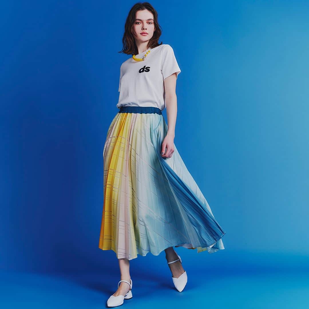 Double Standard Clothingのインスタグラム：「. NEW ARRIVAL 2023 PRE-FALL COLLECTION . [TOPS] DSC / dsロゴ刺繍Tシャツ price. 12,100円(税込) color. オフ / トップグレー / ブラック size. F . [BOTTOMS] DSC / グラデーションプリーツスカート price. 59,400円(税込) color. ミックス size. 36 / 38 . ------------------------------------------ #doublestandardclothing #tokyo #DSC #sov #nightstore #fashion #ootd #2023prefall」